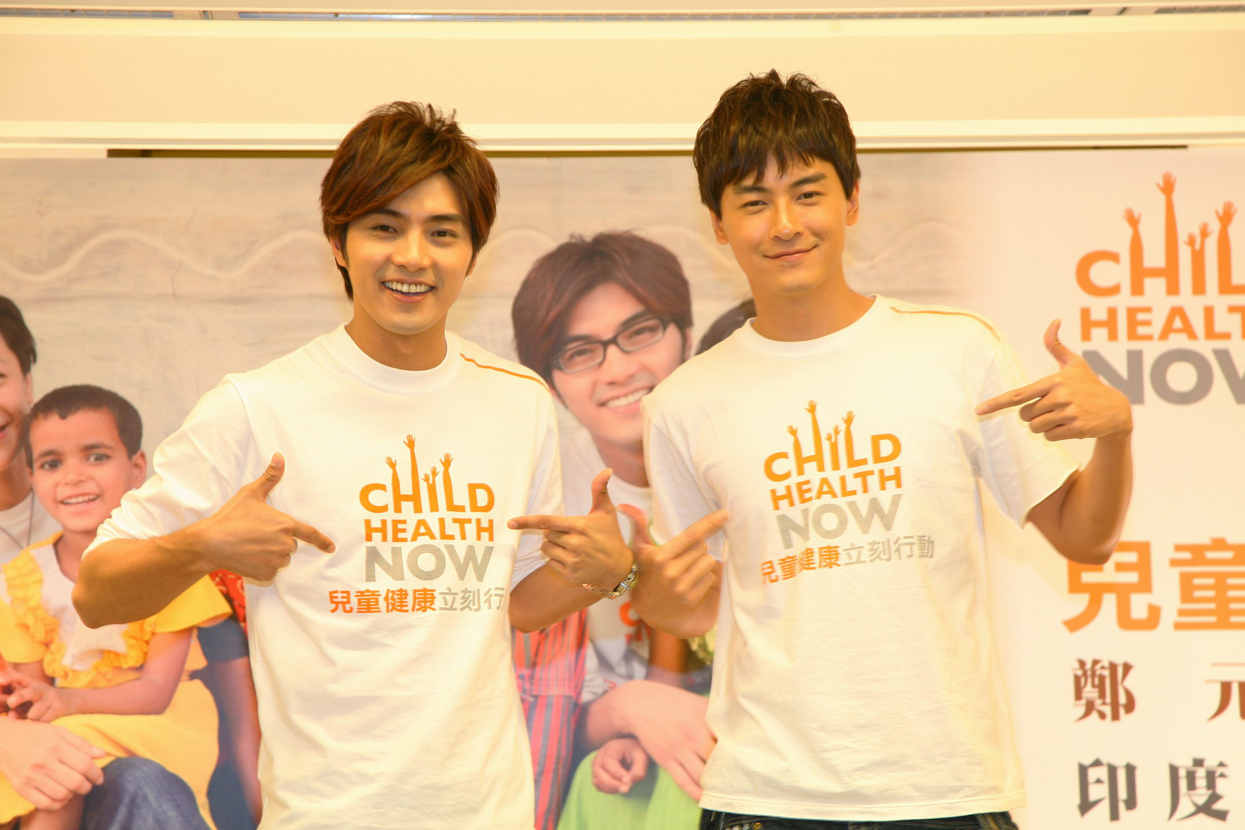 經典的鄭元暢（右）寫給賀軍翔（左）的祕密日記，在2007年曝光，當年鬧得沸沸揚揚。（世界展望會提供）