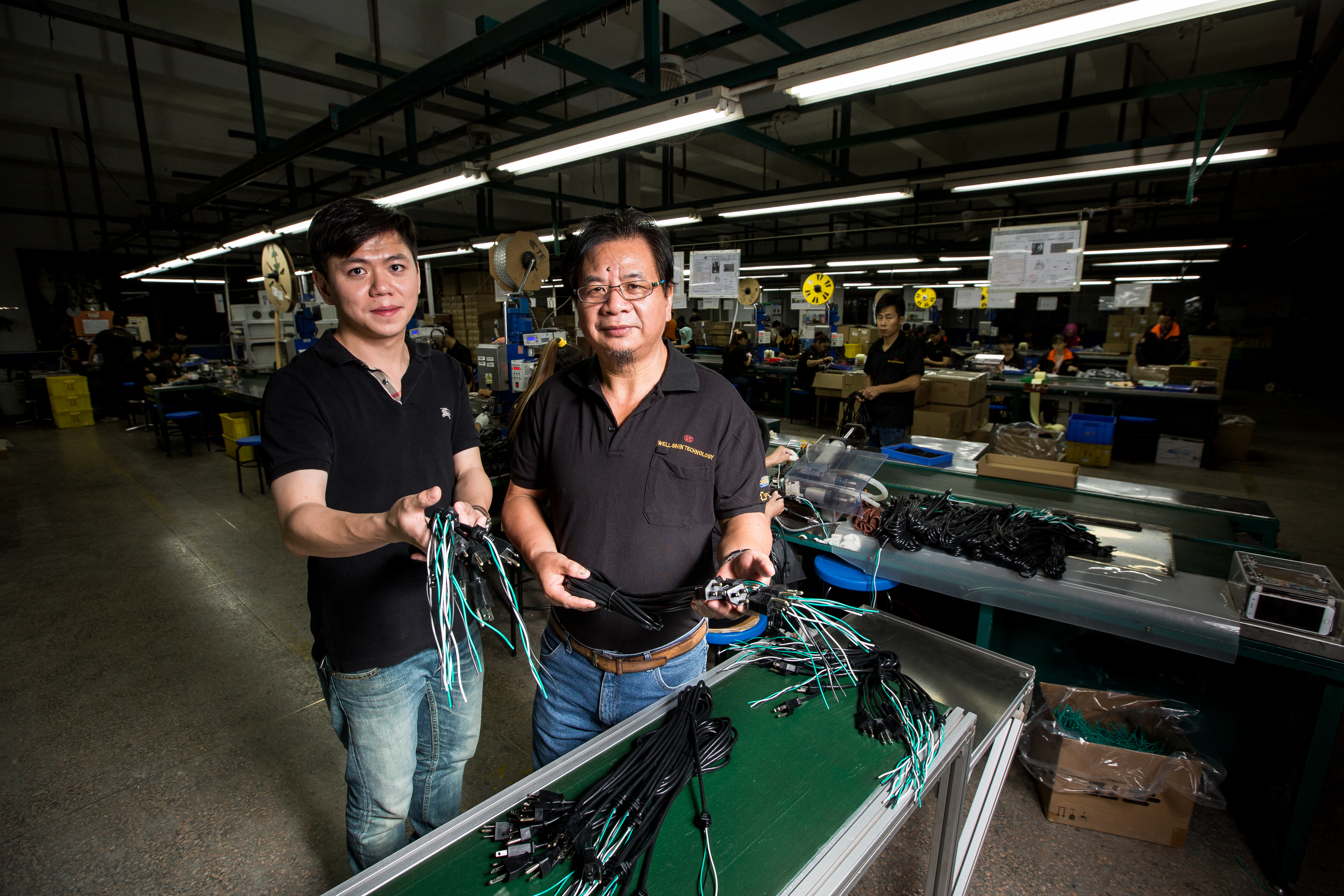 6年前吳瑞雄（右）大兒子吳彥霆（左）加入維熹，跟在父親身邊學習，從製造基礎到業務等無一不學，現職則為業務總監。