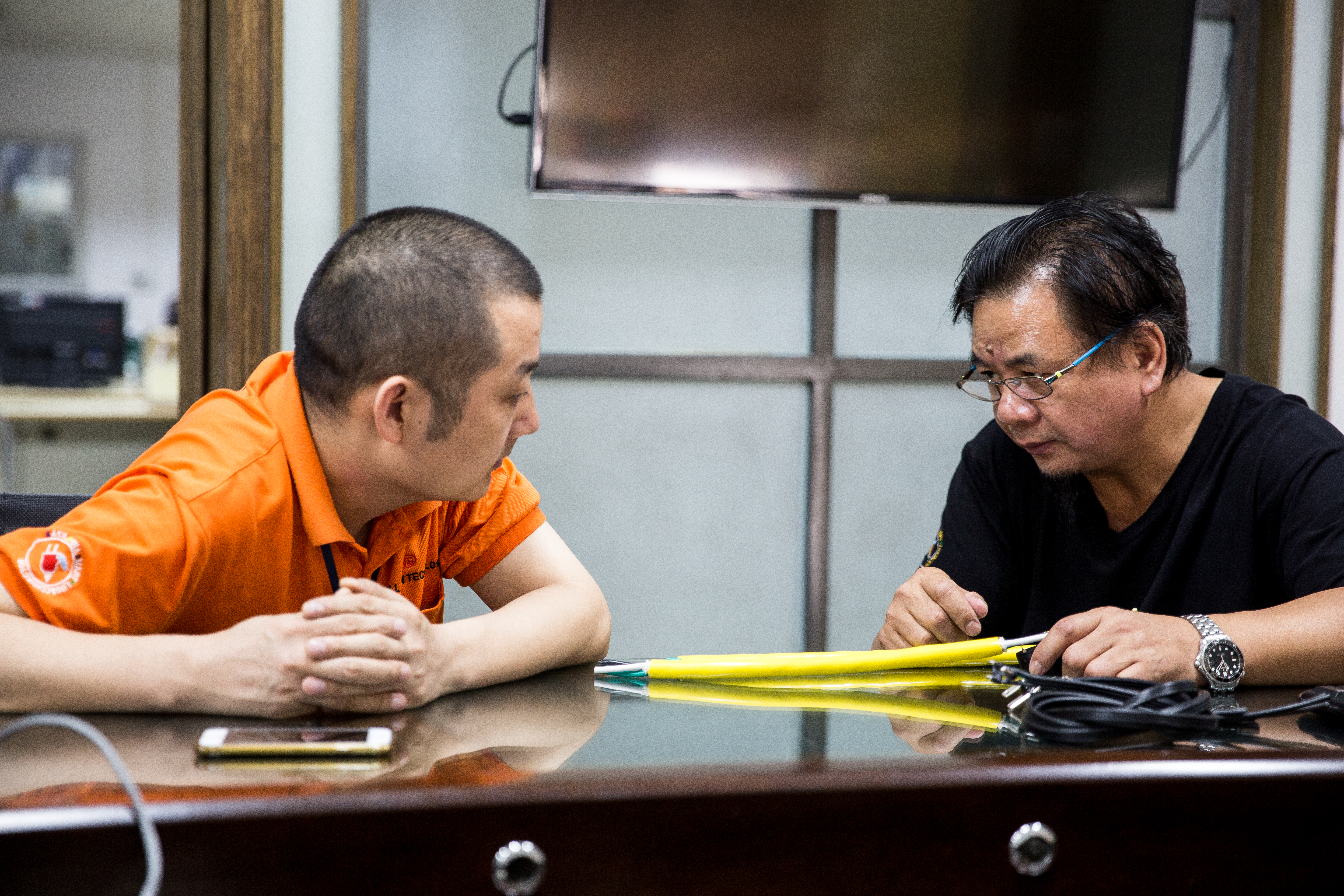 凡事親力親為的吳瑞雄（右）一直掌管公司的生產研發與製造，一天下午他拿著不滿意的新開發品，叫員工重新設計。