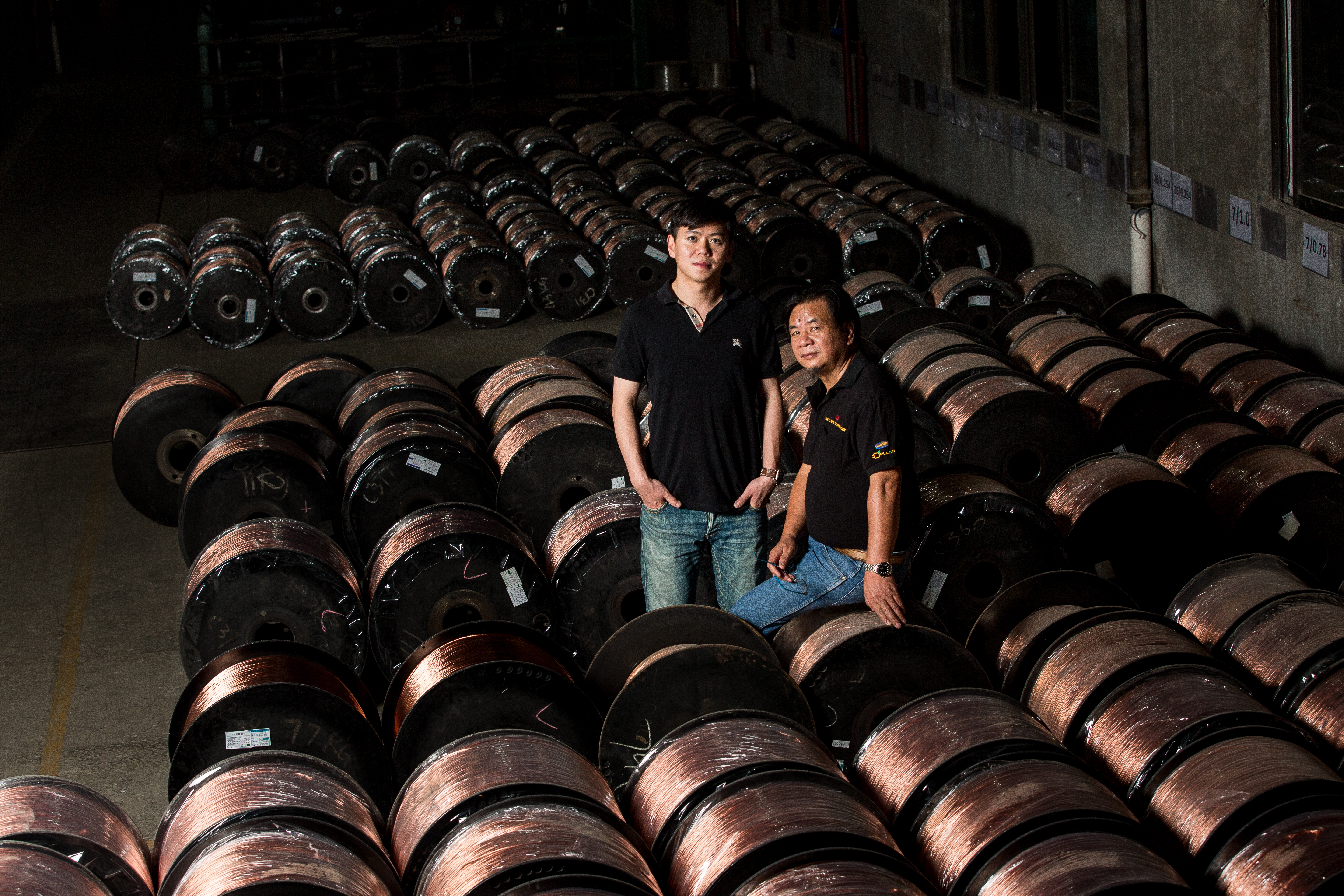 6年前，吳瑞雄（右）召回兒子吳彥霆（左），以身作則工匠精神，期待兒子帶維熹再攀高峰。