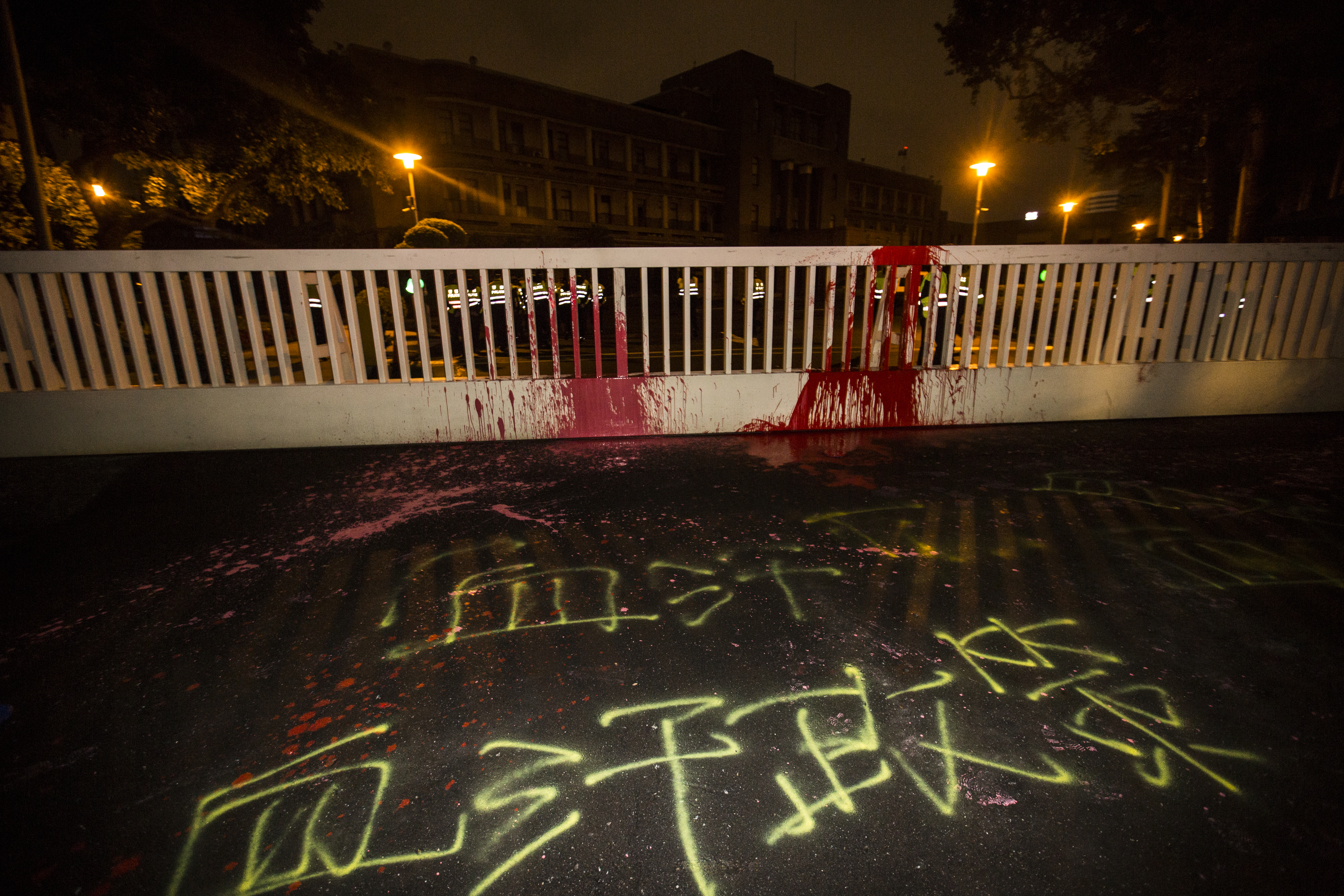 民進黨黨團強行修改《勞基法》，去年先是砍勞工7天國定假日，今年又縮減勞工休假與休息，讓勞工走上街頭抗議。