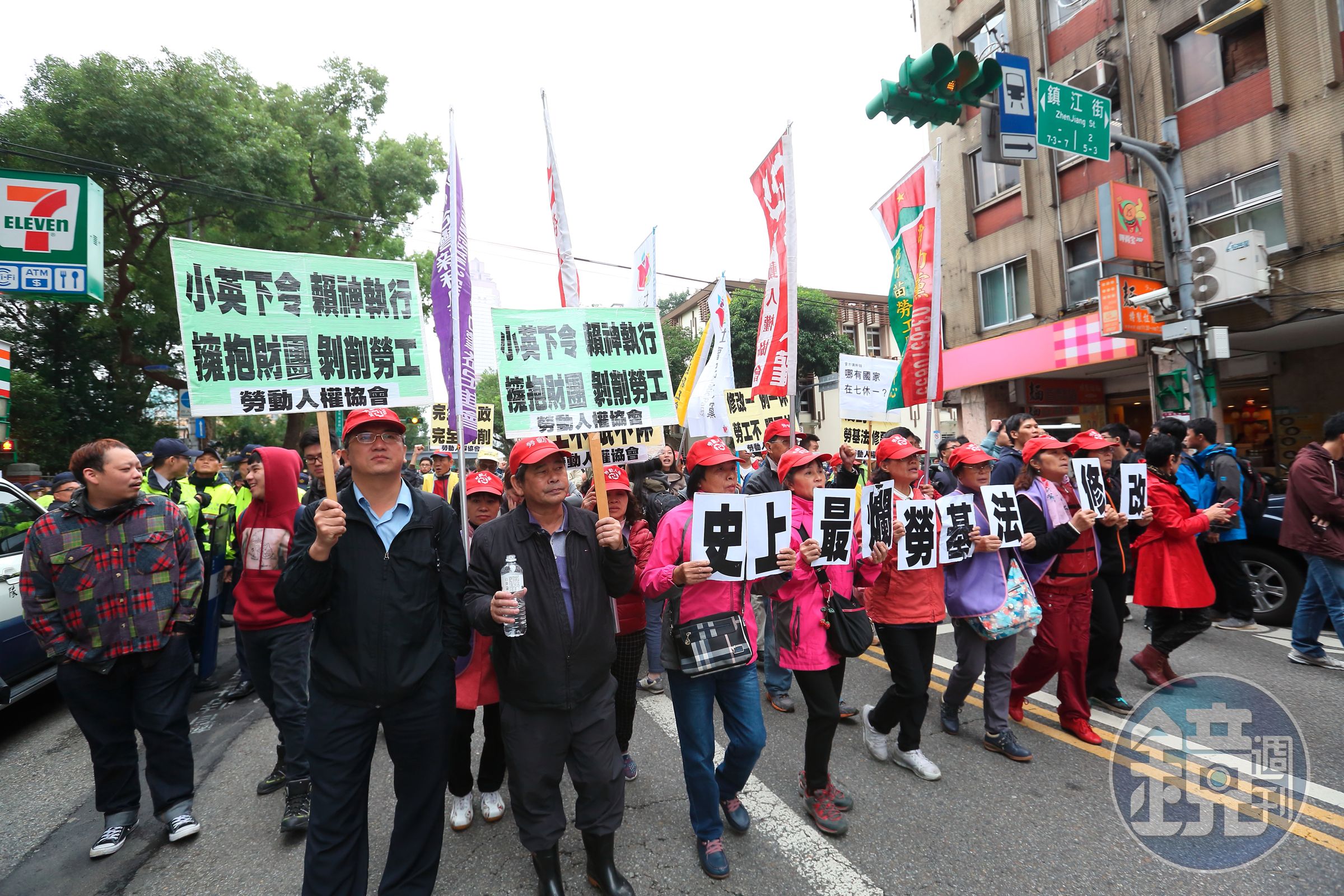 民進黨黨團強行修改《勞基法》，去年先是砍勞工7天國定假日，今年又縮減勞工休假與休息，讓勞工走上街頭抗議。
