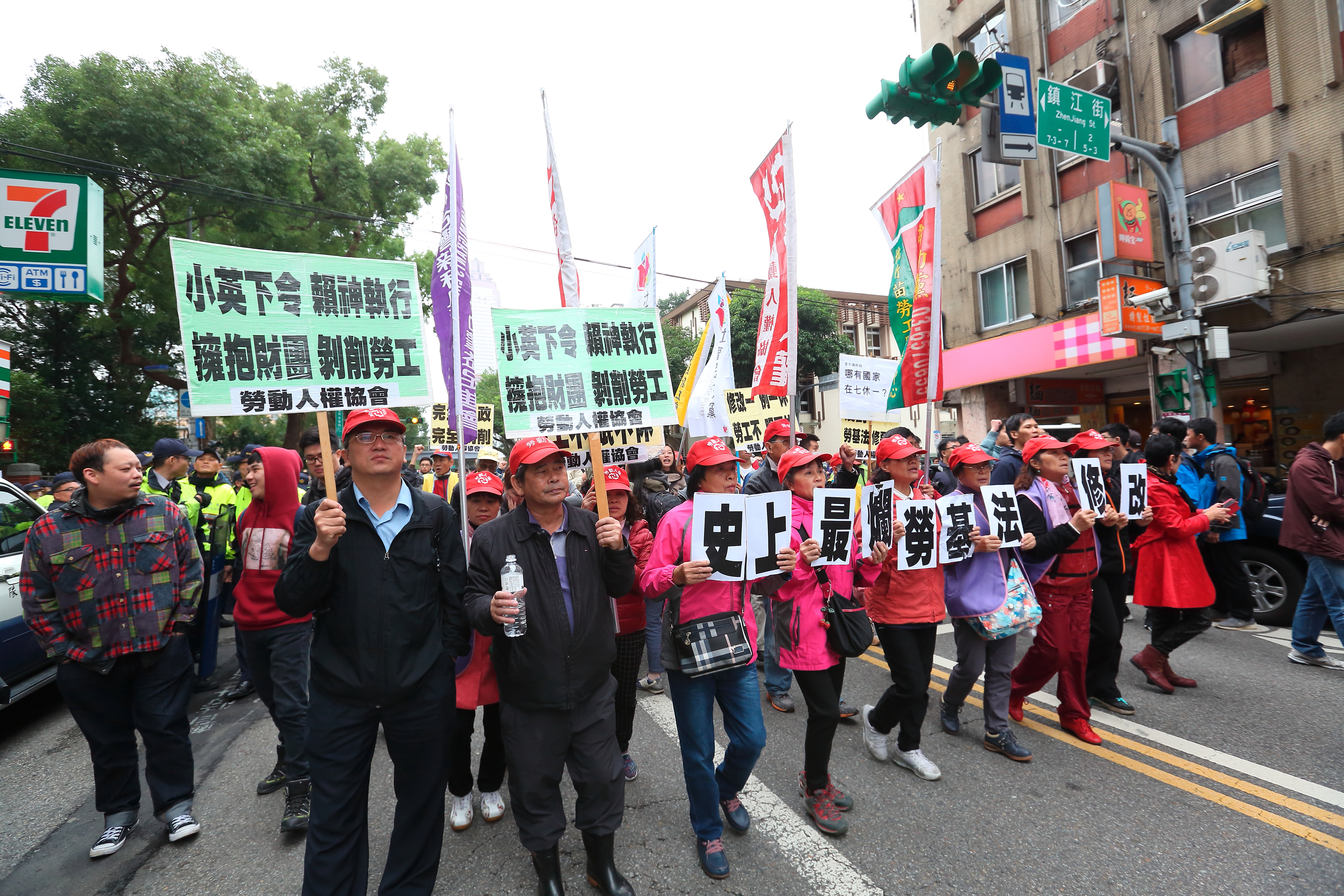 民進黨黨團強行修改《勞基法》，去年先是砍勞工7天國定假日，今年又縮減勞工休假與休息，讓勞工走上街頭抗議。