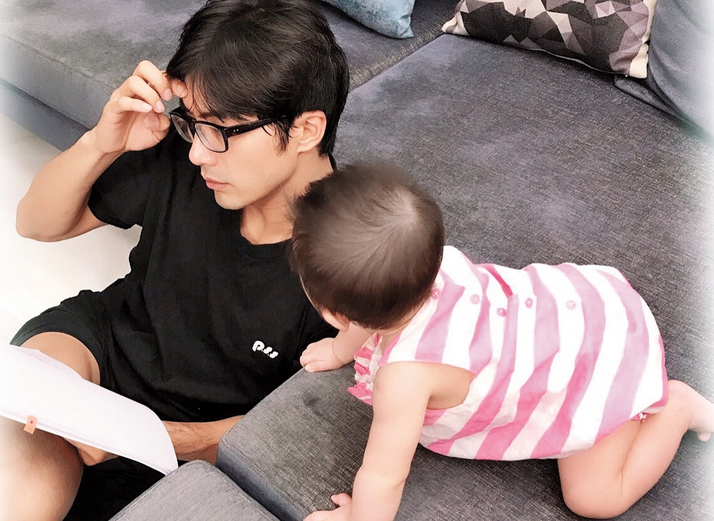 賀軍翔今年夏天宣布閃電成為人夫,並且當了爸爸,還特地帶老婆到關島生女兒。(翻攝自賀軍翔IG)