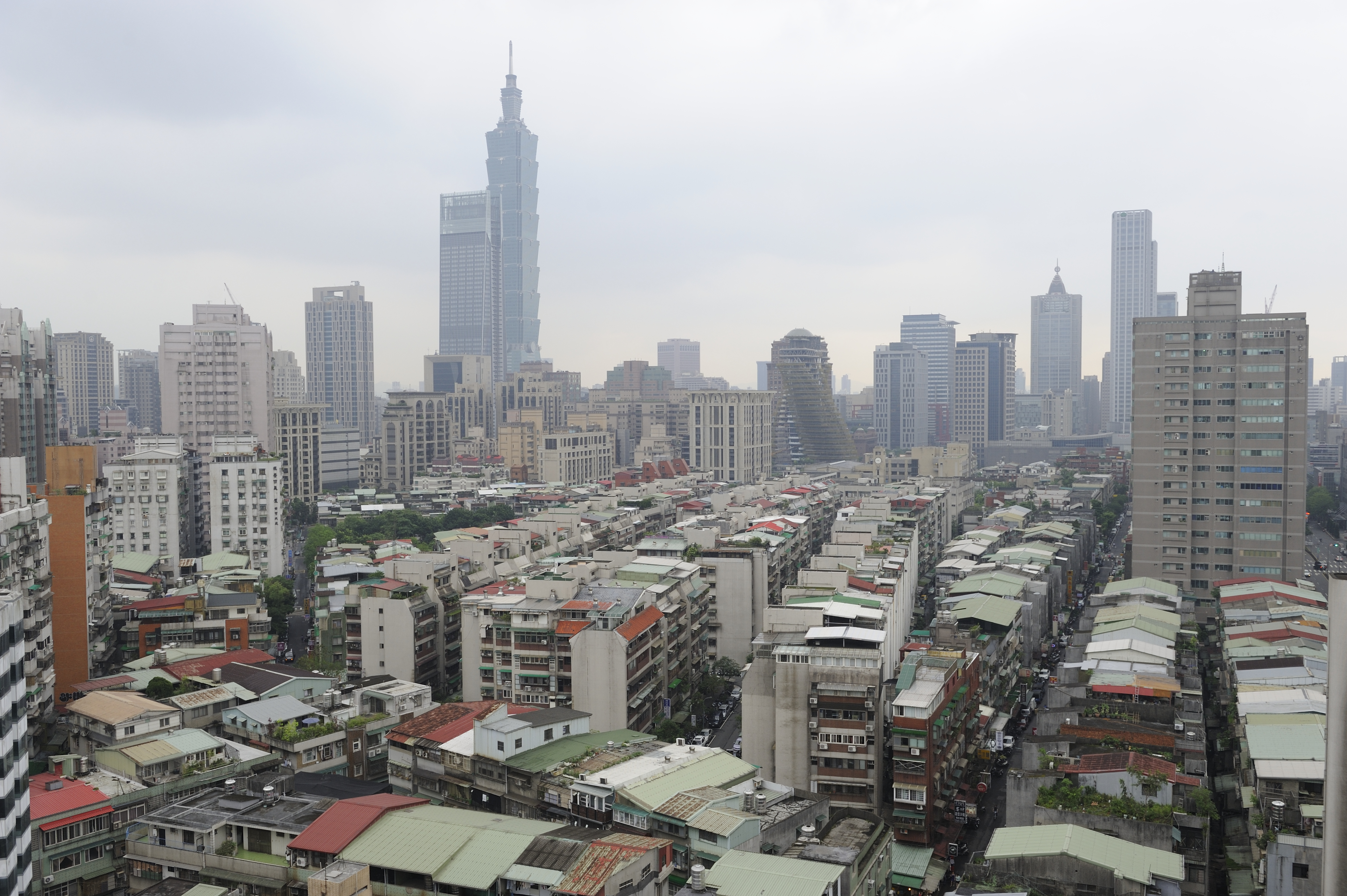 閣揆賴清德強調，安全疑慮的老屋優先都更，透過辦理聽證等程序，讓亟待都更的案子能順利推展。