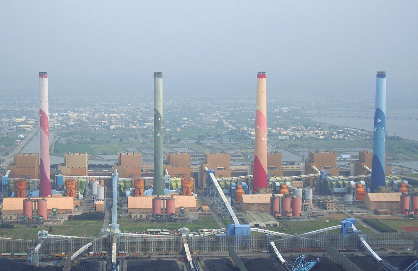 台中火力發電廠有9個燃煤機組的操作許可展延申請，日前遭台中市政府退回。（台電公司提供）