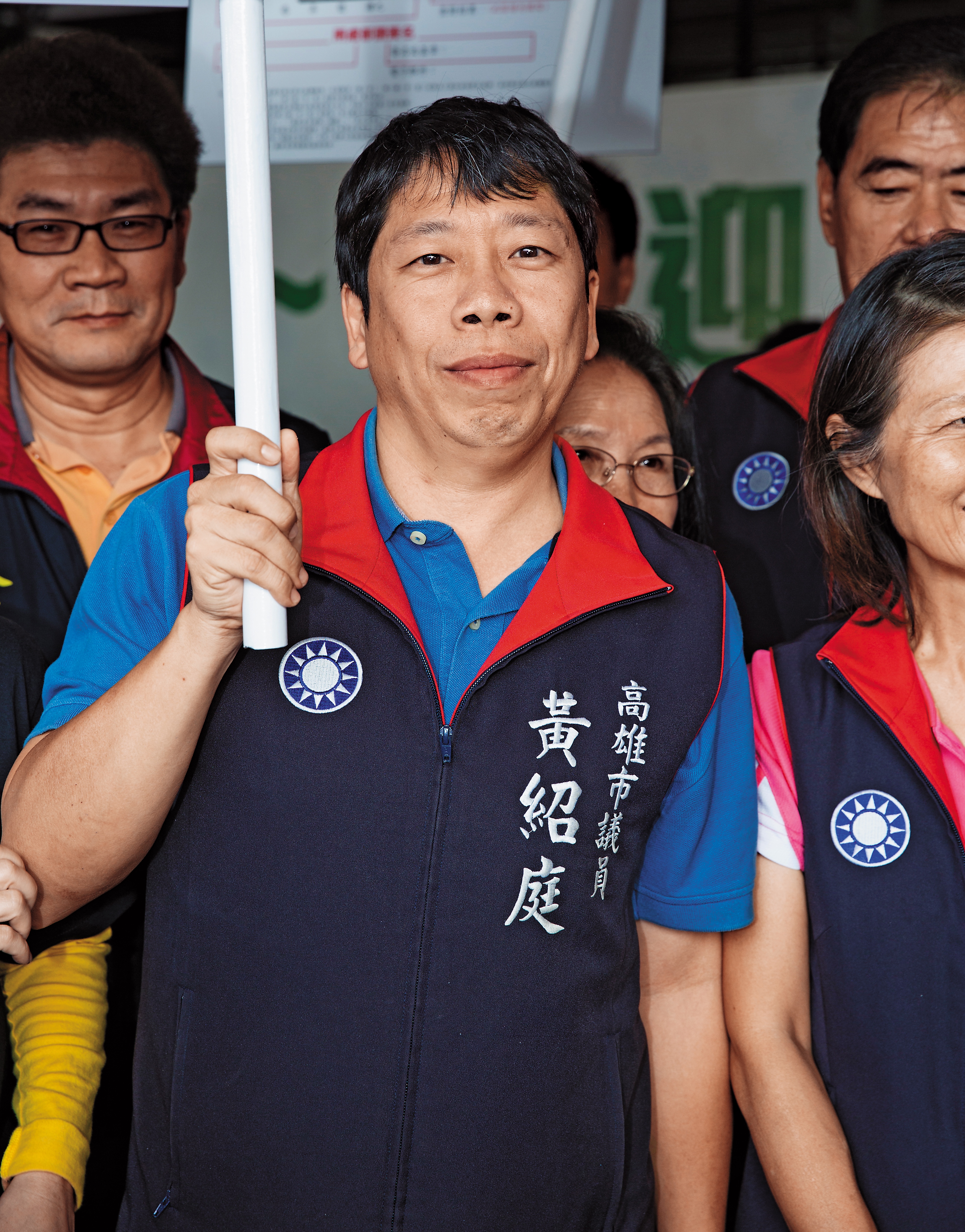 高雄市議員黃紹庭（圖）提到唐榮公司行文海洋局，表明願意配合興達港52公頃園區，但仍敗給慶富，無法如願取得開發權。