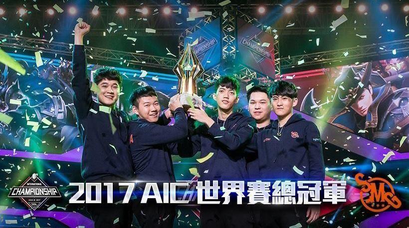 SMG電競戰隊於11月26日赴韓國首爾參賽奪冠,左起:鄭至隆、洪偉嘉、陳亮誌、黃成在、李浚祺上台領取冠軍獎盃。(SMG提供)