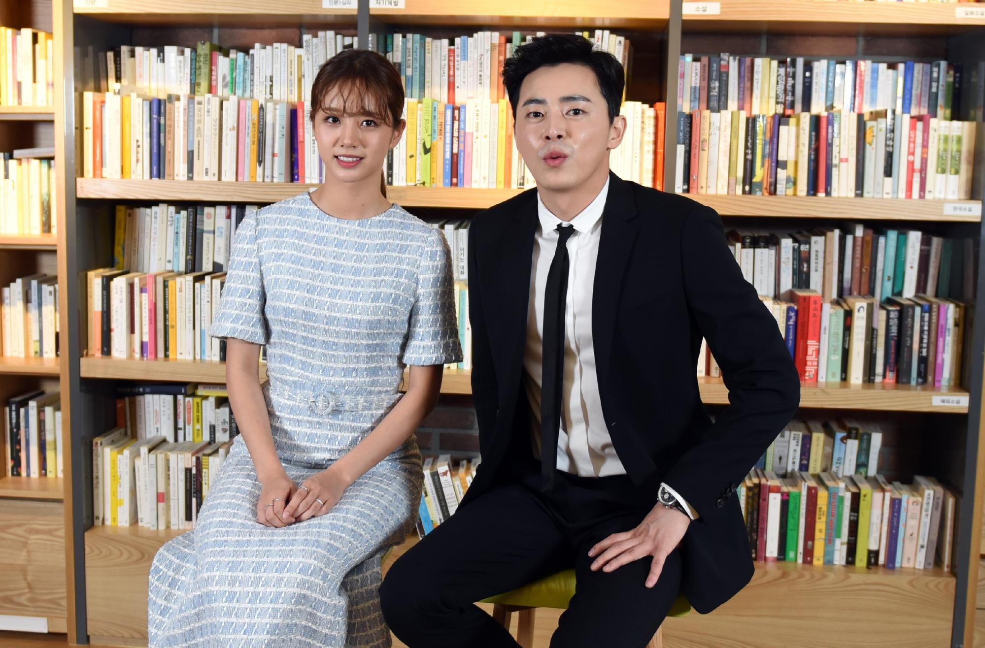 曹政奭（右）、惠利跨海受訪，分享拍攝新戲《Two Cops我的鬼神搭檔》的趣事。（KKTV／龍華電視提供）