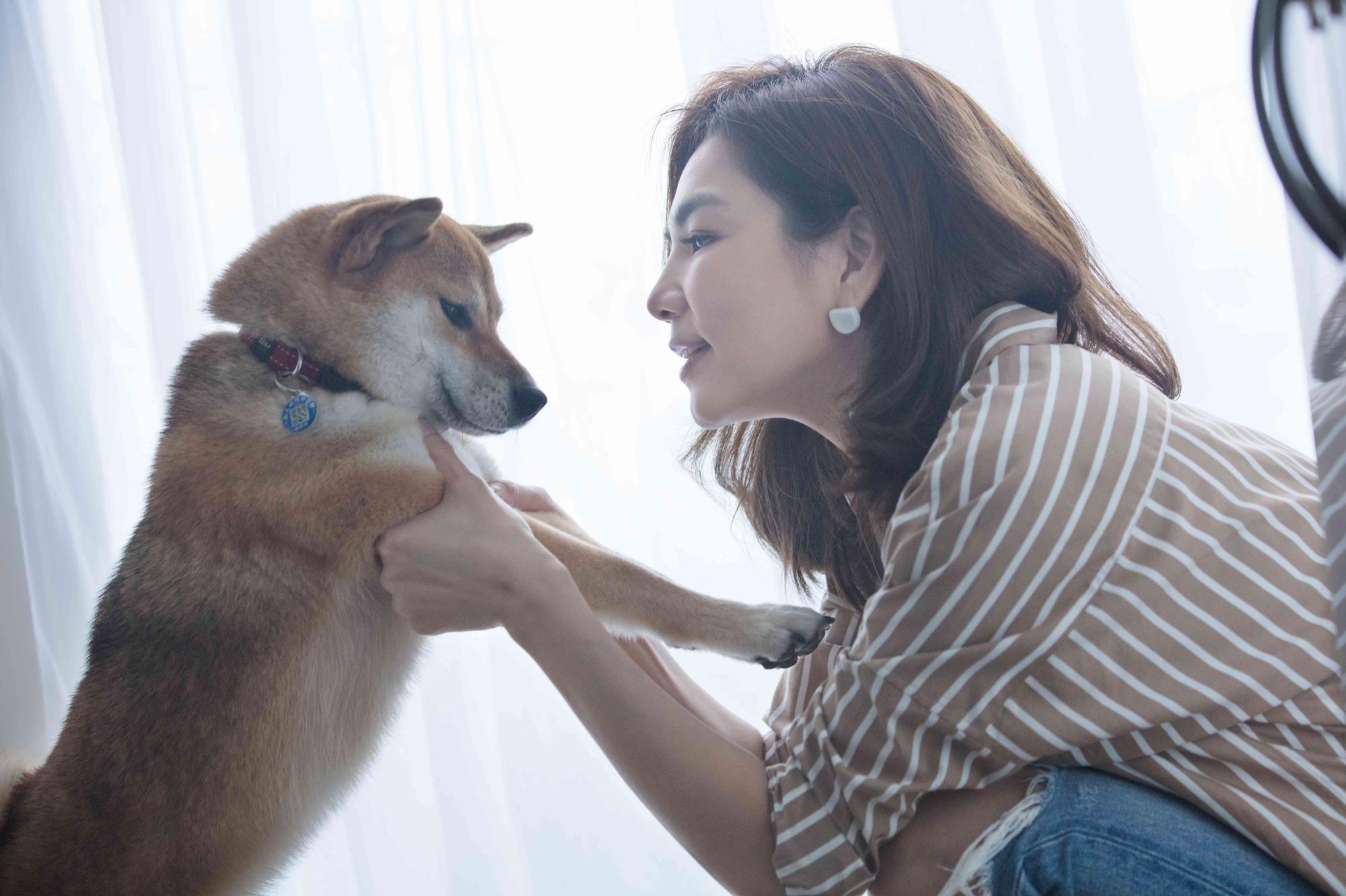 有了兒子後，Ella的愛犬布丁失寵，讓她得經常帶牠出去散心。（華研提供）