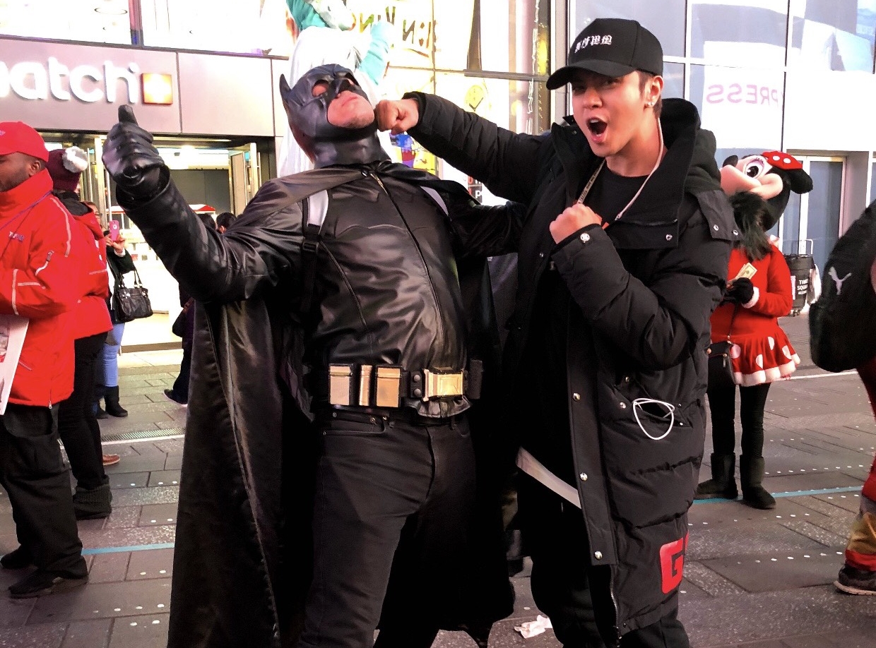 小豬羅志祥說到做到，赴紐約開唱，順勢找蝙蝠俠報仇。（翻攝自羅志祥微博）