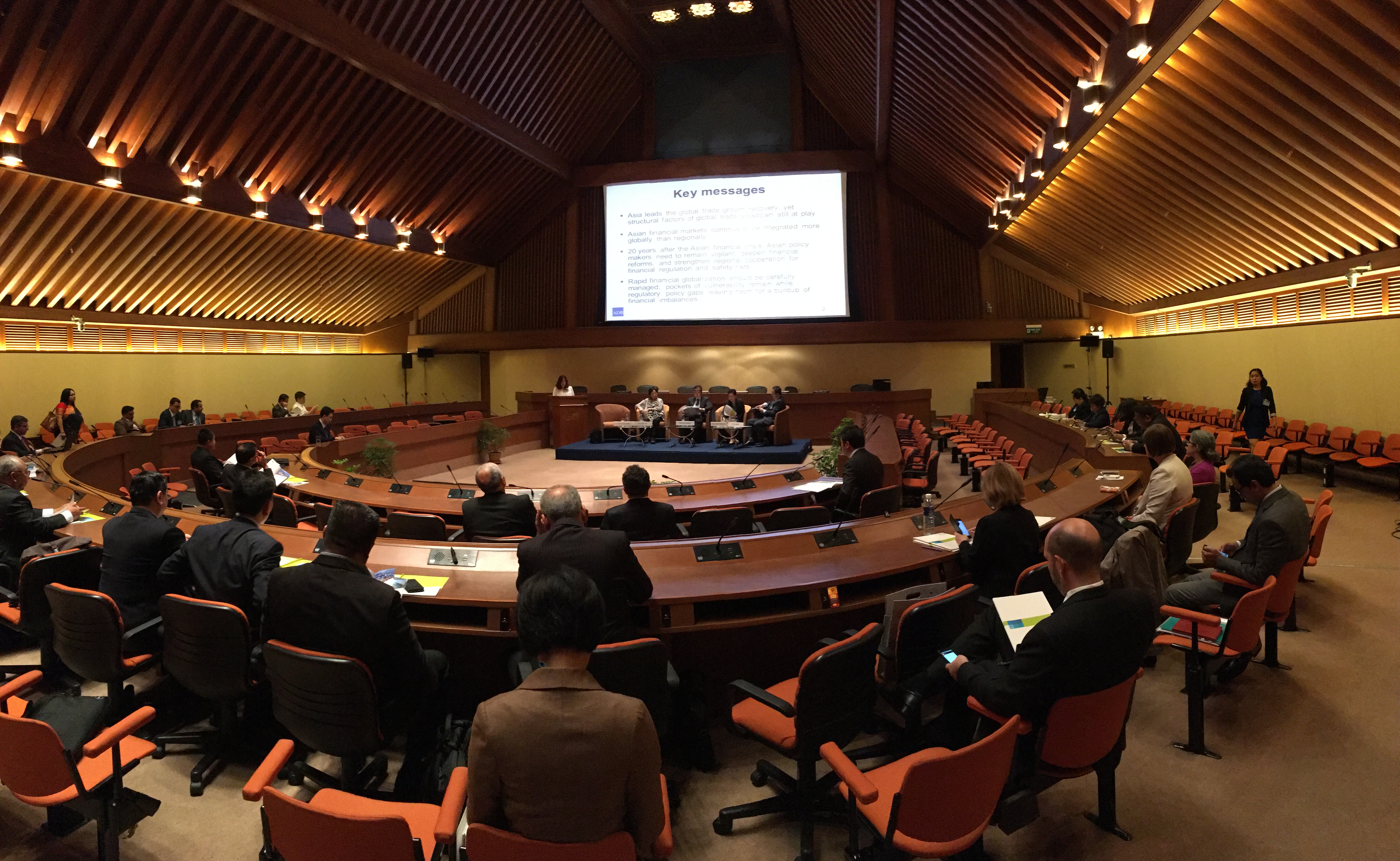 會議現場，亞太各國代表討論經貿整合與自由化議題。