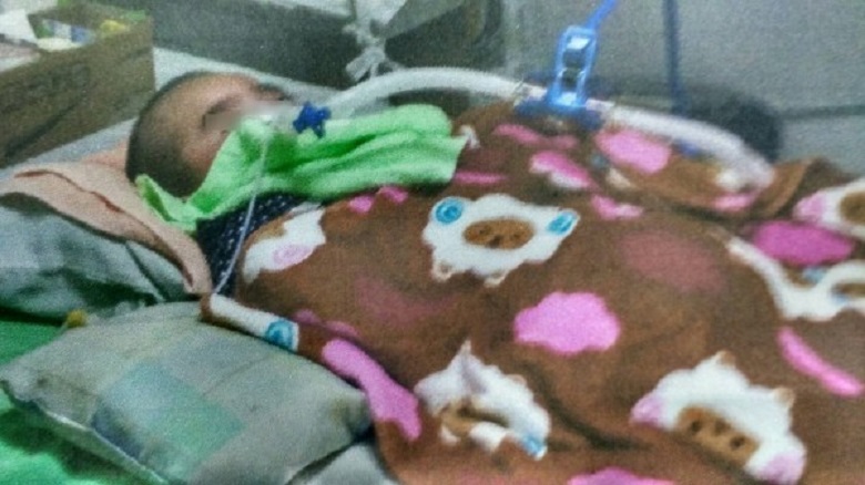 狠心父親虐待兒女，兒子成了植物人，女嬰肋骨被打斷，法院判刑8年確定。（警方提供）