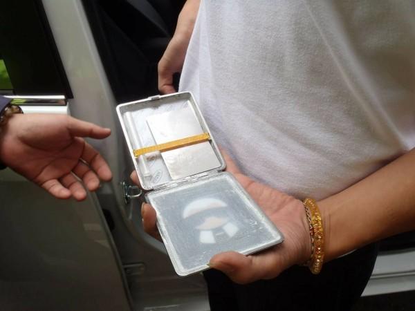 警方查扣K菸盒以及一小包K他命。（警方提供）