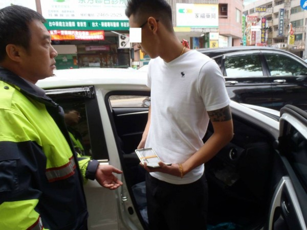 余姓禮儀師邊開車邊拉開，等紅燈時睡著。（警方提供）