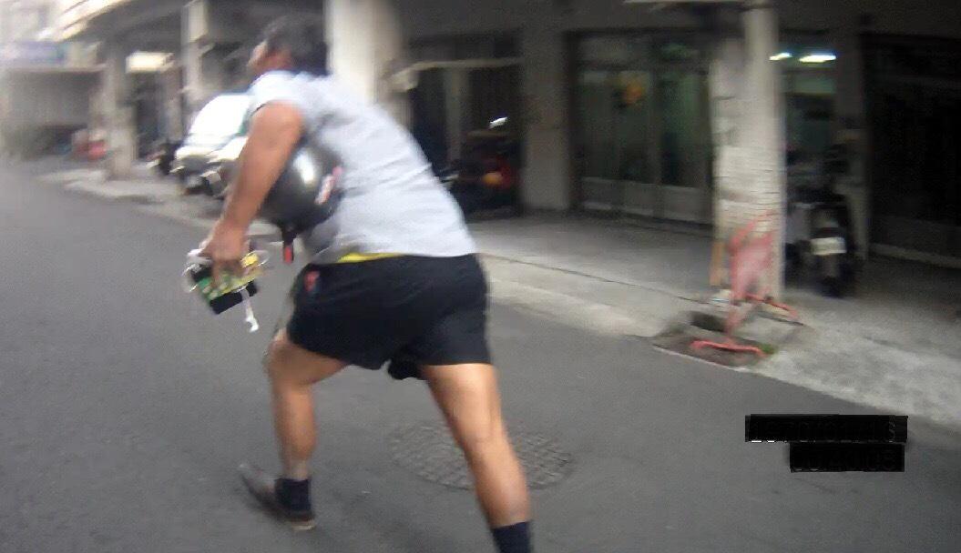 當員警呼叫支援時,張嫌拔腿就跑。(警方提供)