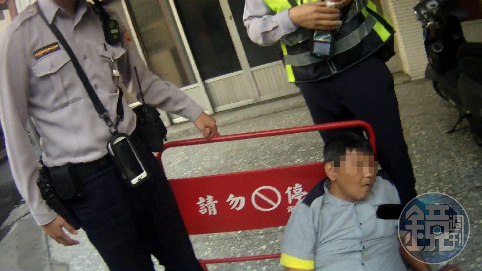 張嫌雖然壯碩,卻沒擋頭,跑不到5公尺就癱坐在地。(警方提供)