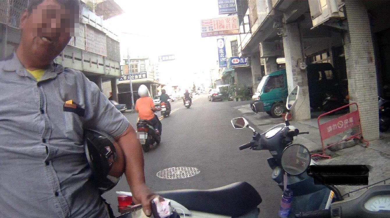 員警盤查體型壯碩的張姓毒蟲。(警方提供)