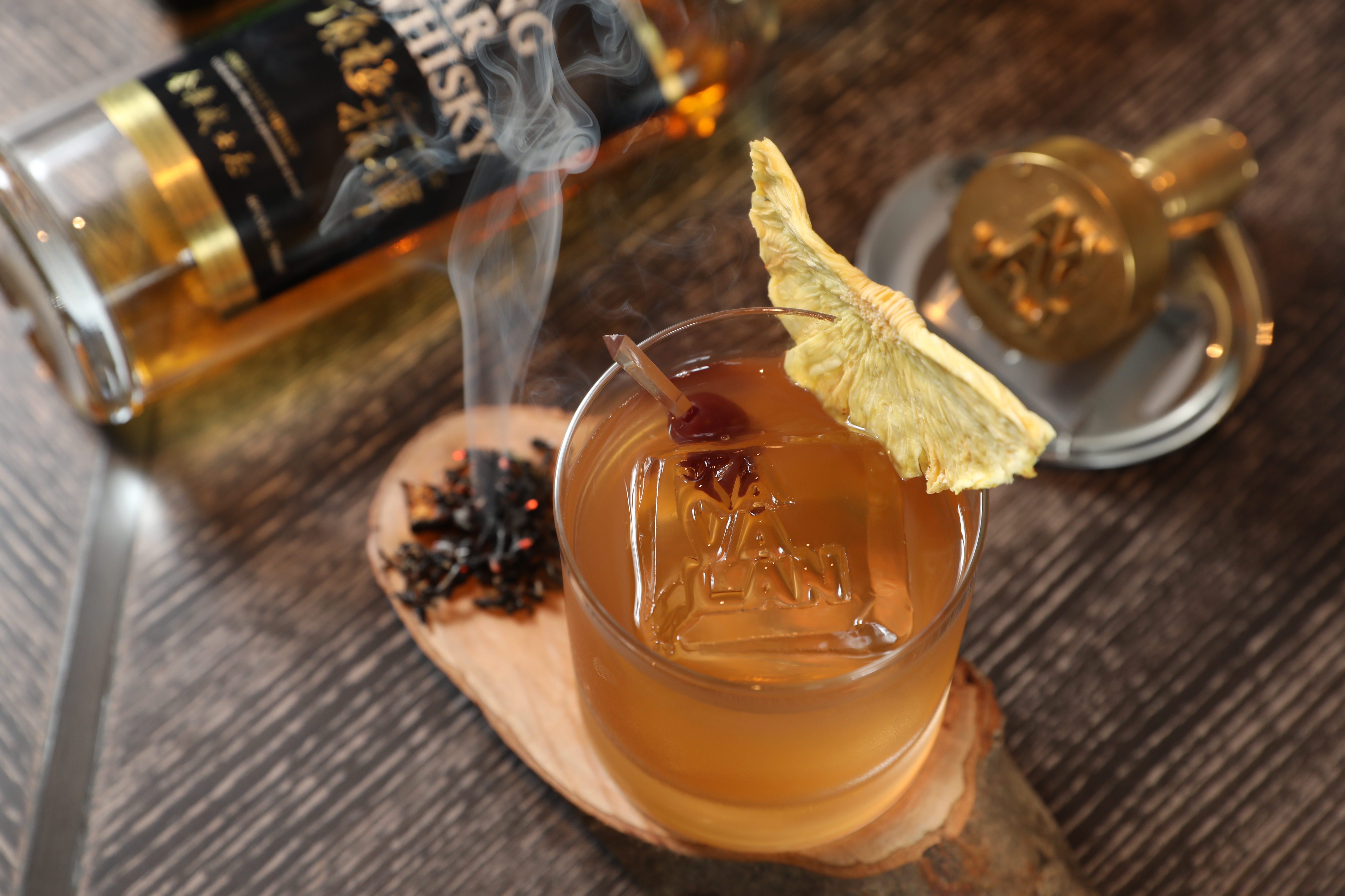 「Mu Fashioned」基酒取2款金車噶瑪蘭單一麥芽威士忌，融合鳳梨金棗糖漿，入喉醇厚。（480元／杯）