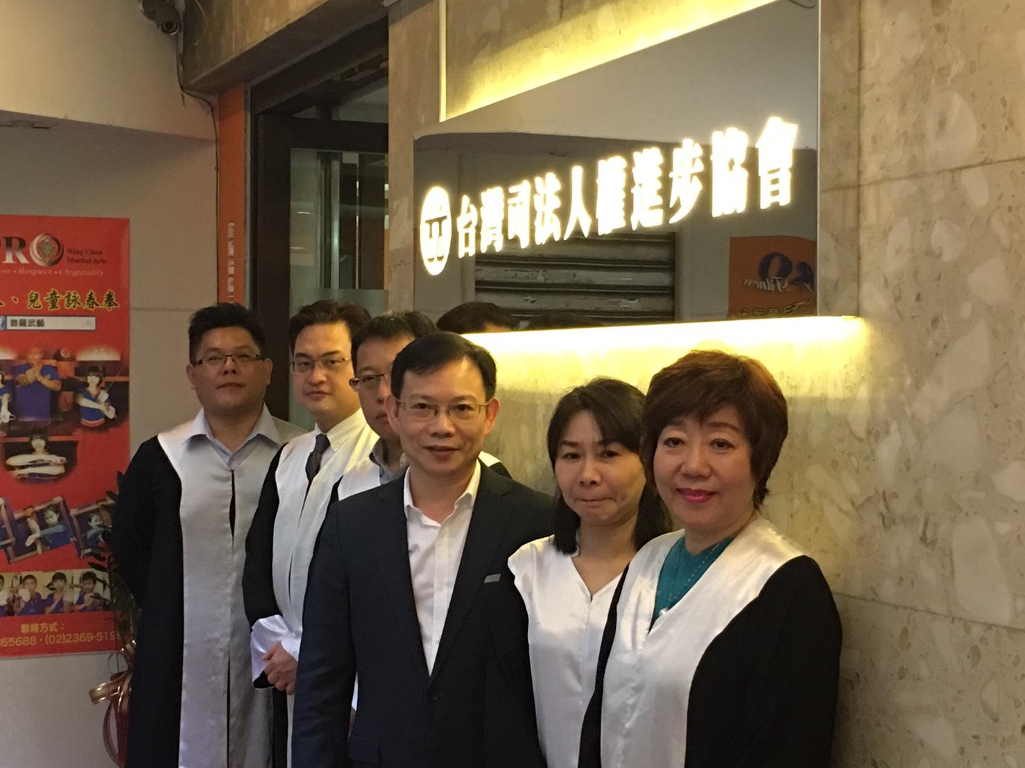 台灣司法人權進步協會推公益律師團,提供弱勢民眾免費法律諮詢。