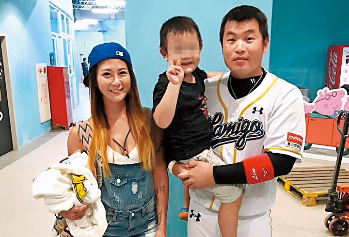 「小胖」林泓育結婚4年，和老婆育有1子。（翻攝自哆哆臉書）