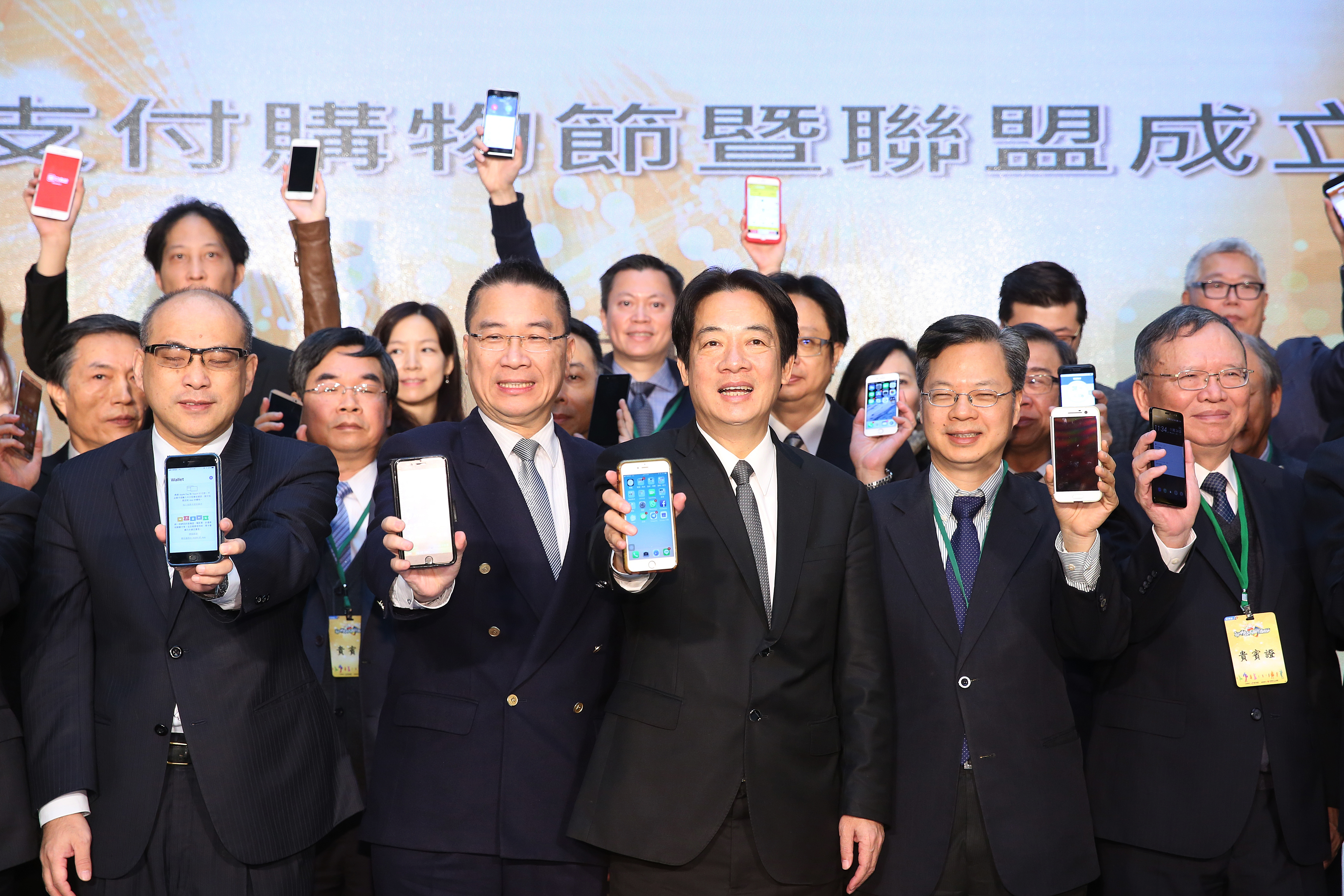 被問到「沒有農曆年後改組的計畫？」行政院長賴清德回應「對，沒有這樣的事情。」