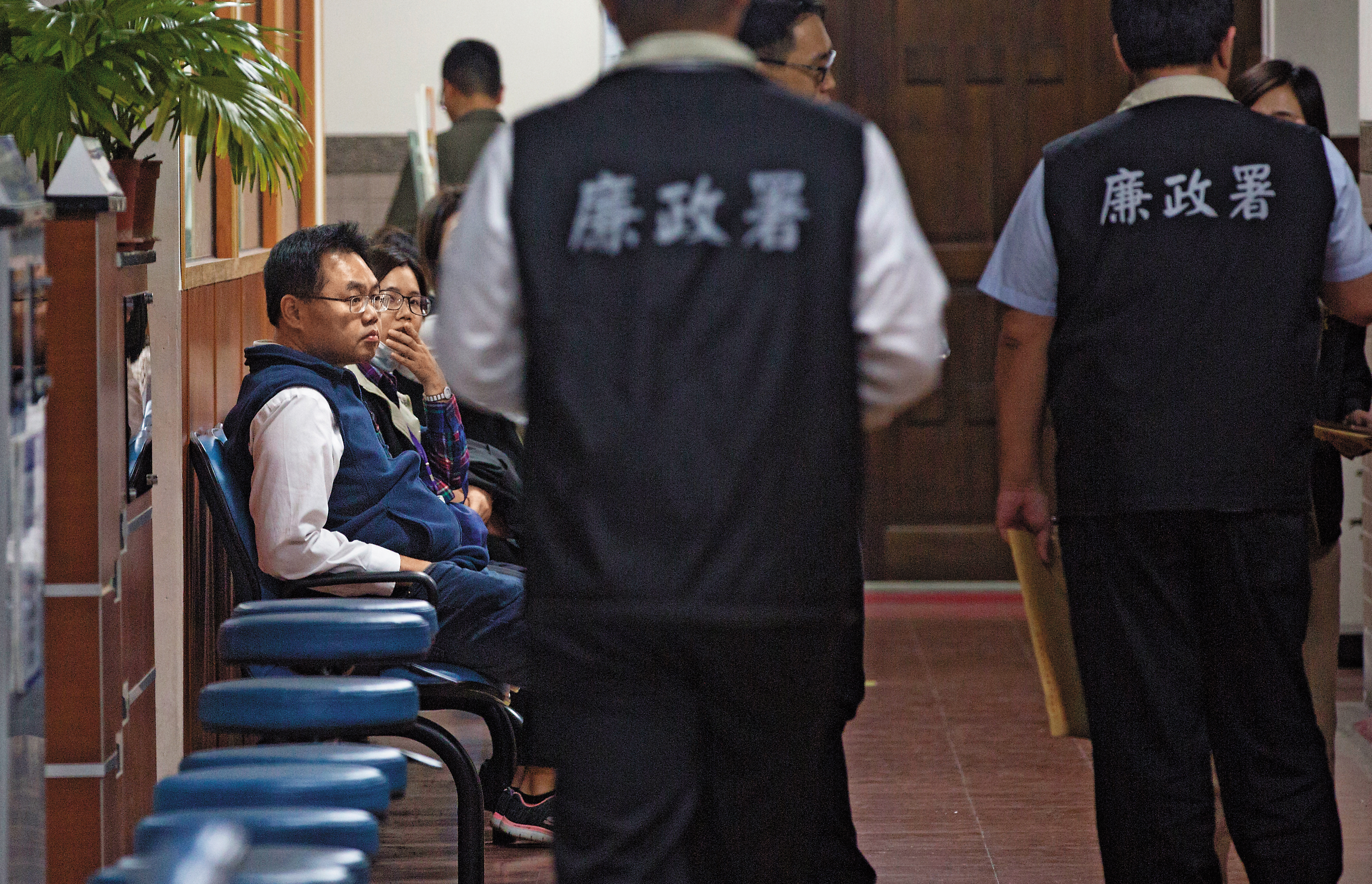 檢方查扣海洋局員工手機，從雲端硬碟找到王端仁（左）開會時被偷偷錄音的多個檔案。