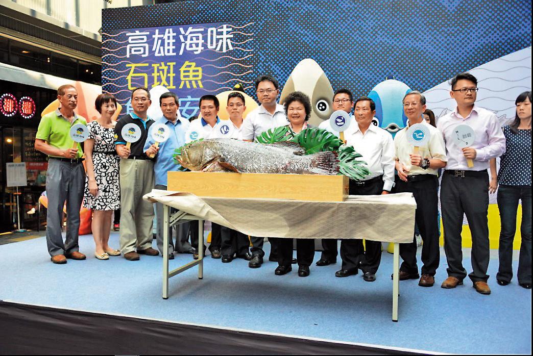 王端仁（左7）深受高雄市長陳菊倚重，直接從幕僚派任海洋局長。（翻攝海洋局官網）