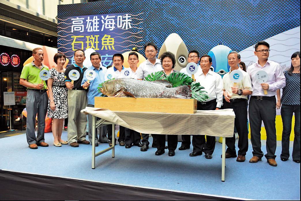 王端仁（左7）深受高雄市長陳菊倚重，直接從幕僚派任海洋局長。（翻攝海洋局官網）