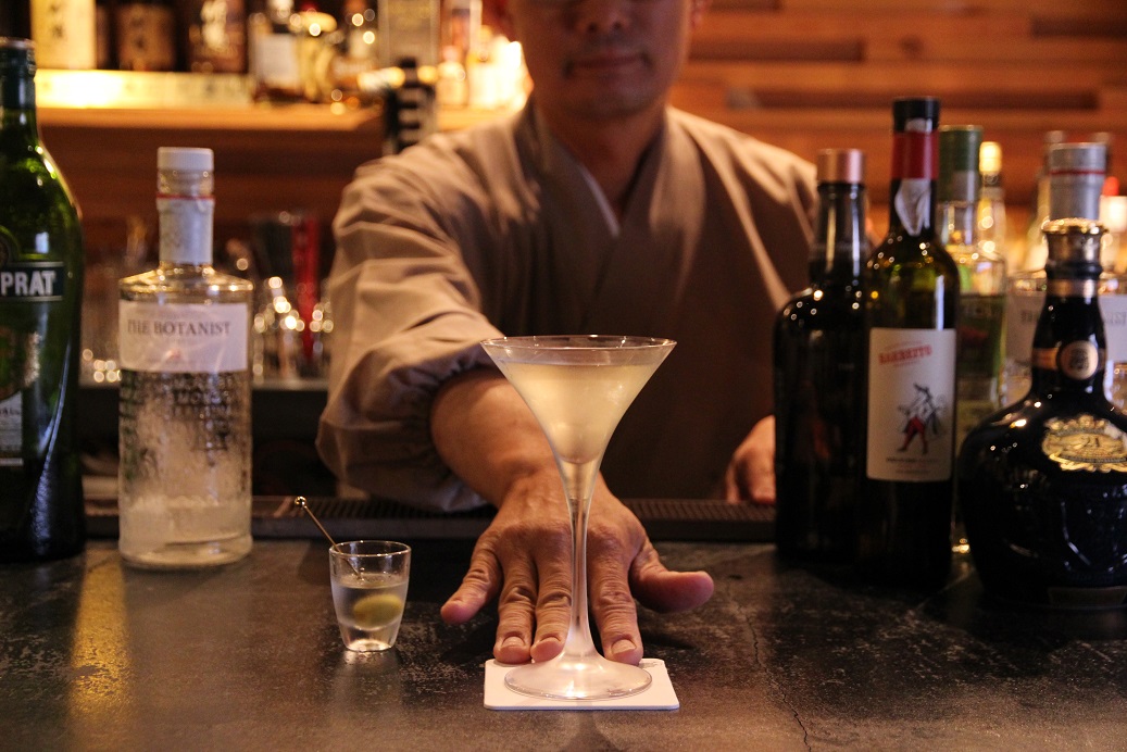 由和尚經營的酒吧，視覺感很奇特。