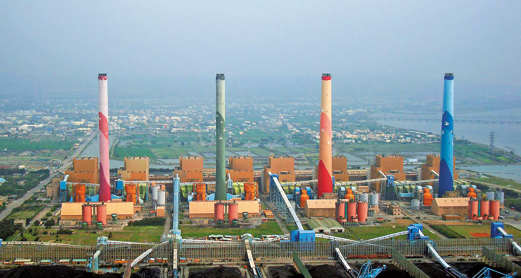 台中火力發電廠是空氣的一大汙染源，賴揆專訪時拋出，大台中地區再生能源增加多少，就降載多少的誘因。（翻攝台電公司官網）