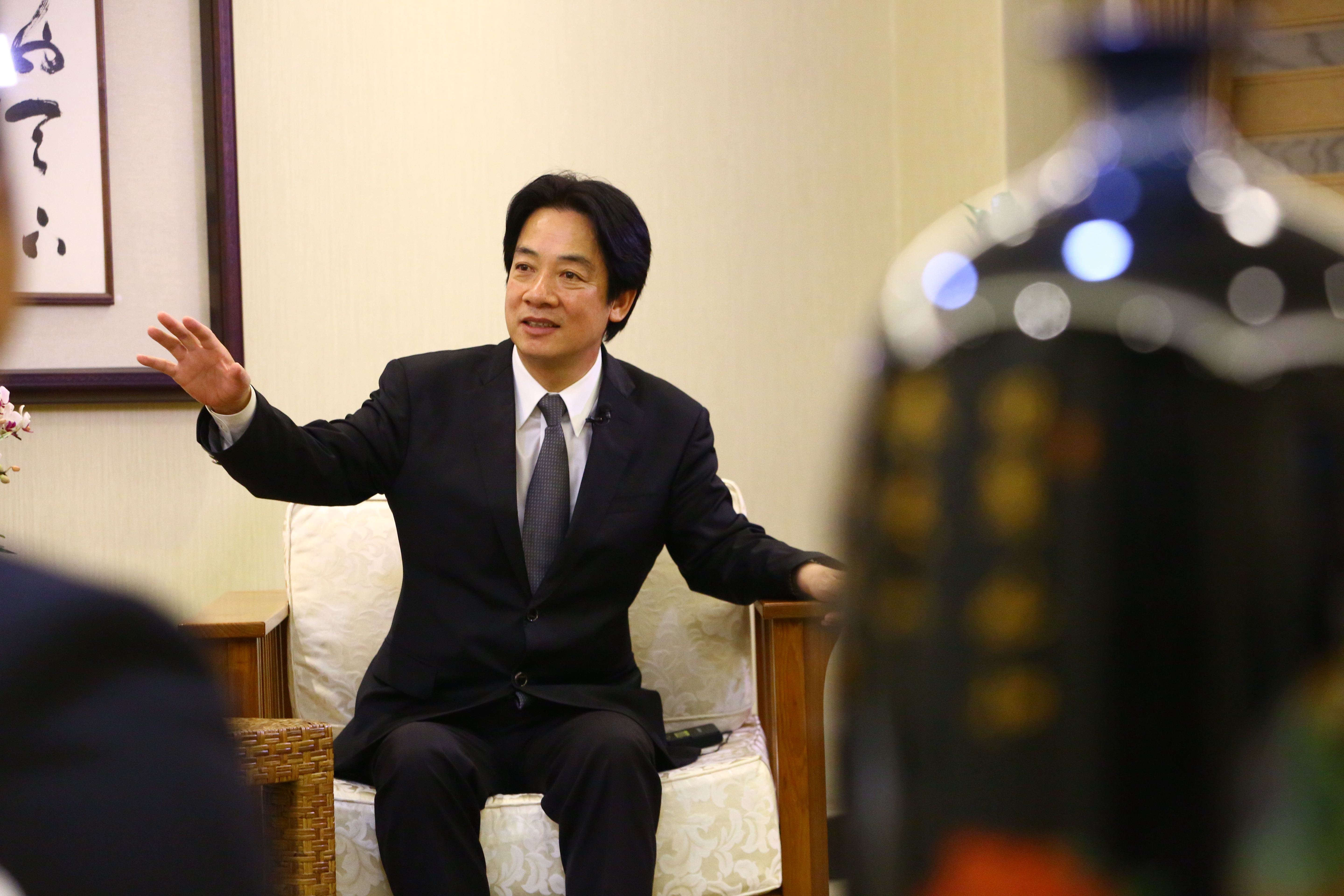 行政院長賴清德接受本刊專訪時笑說，如果現在回去當醫生，因為久沒看病，很多藥名可能會寫錯。