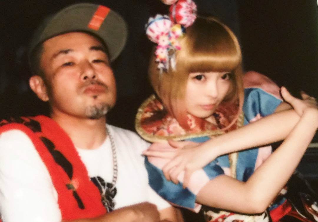 米原康正在日本已是大師等級，跟許多女藝人合作過。右為卡莉怪妞。