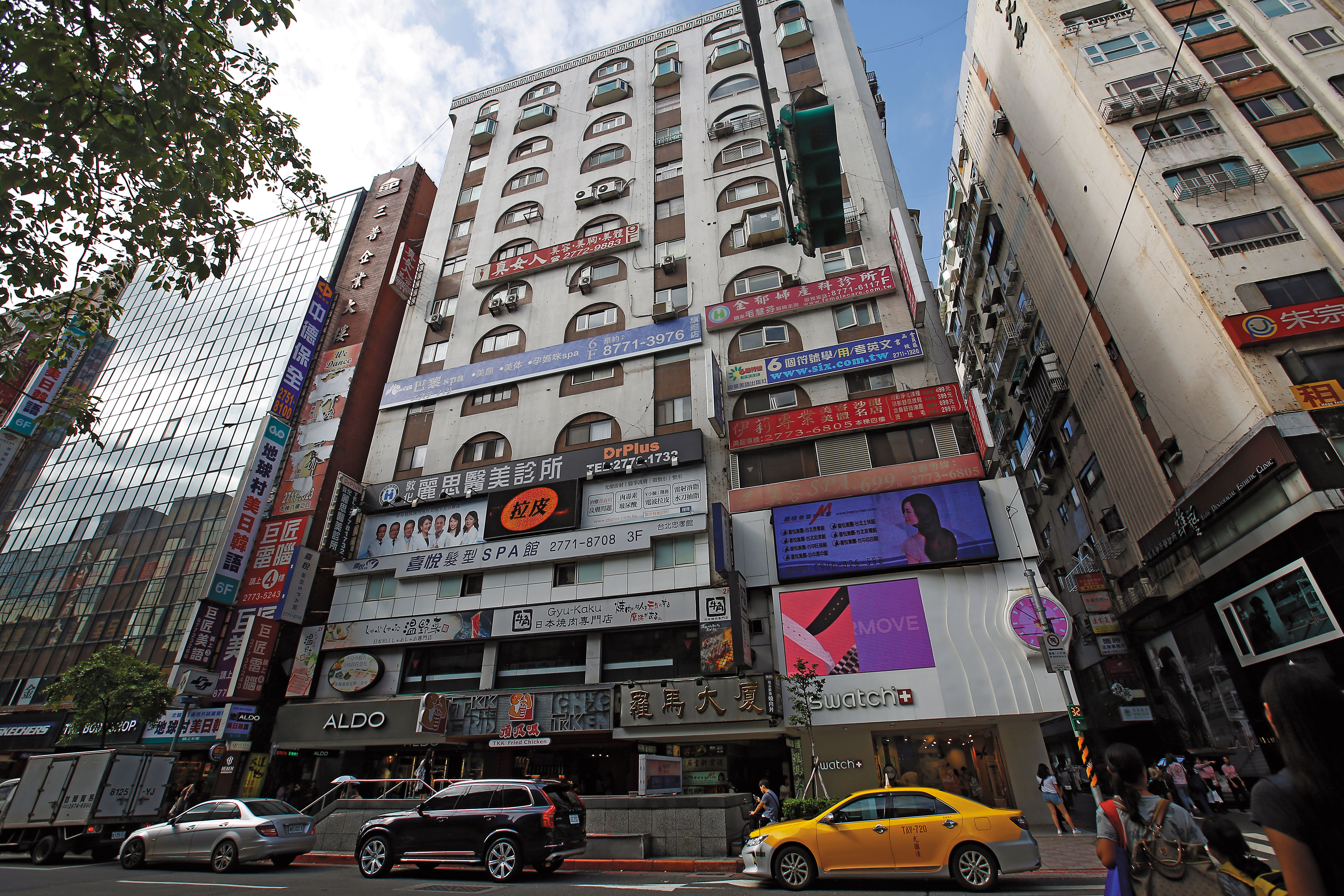 於忠孝東路羅馬大廈的一戶市值逾5,000萬元的房屋,就是老奶奶的家,但已過戶給女兒,法院無法查封。