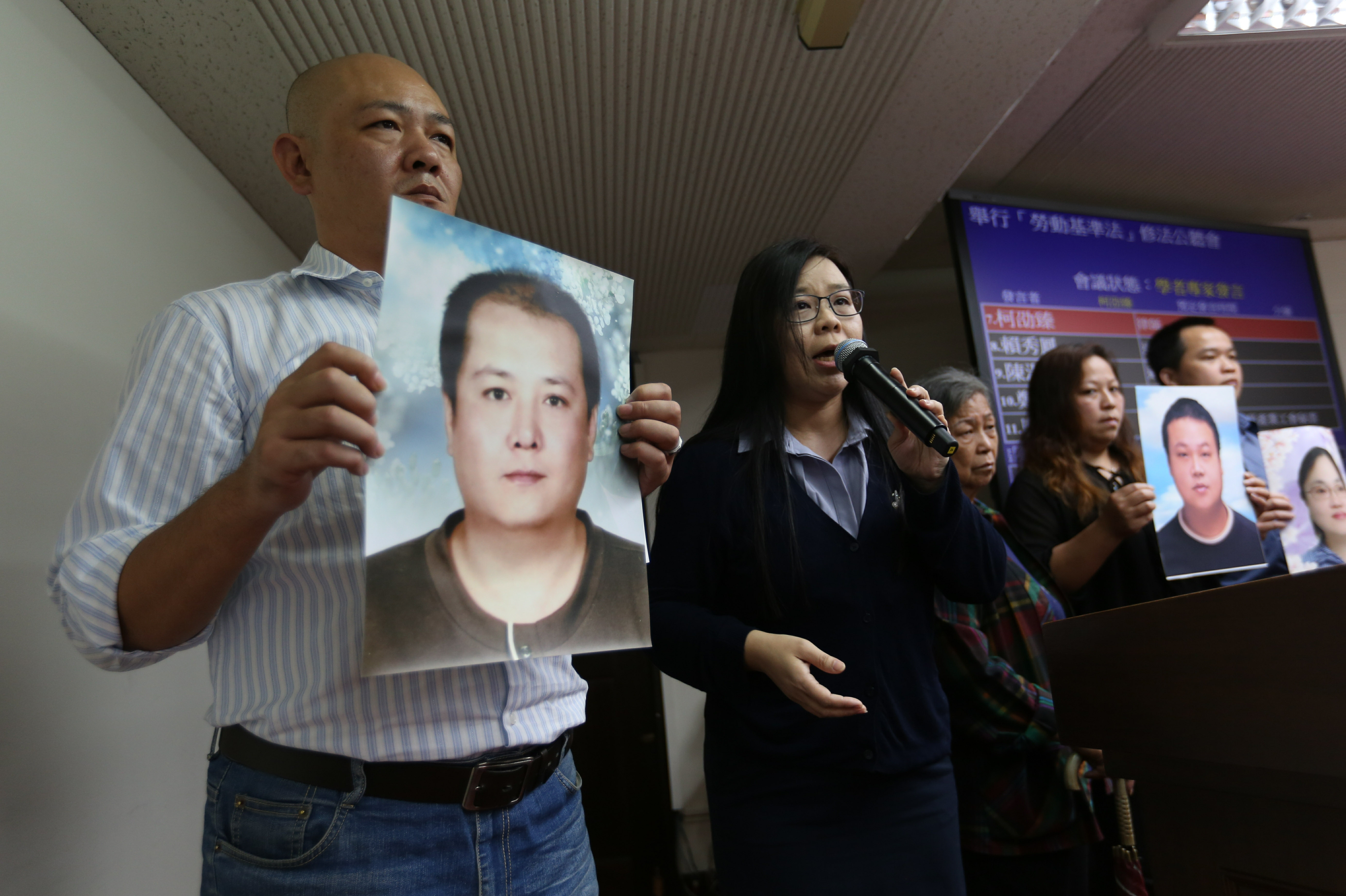 律師柯劭臻(左2)與過勞死勞工家屬出席《勞基法》修法公聽會。