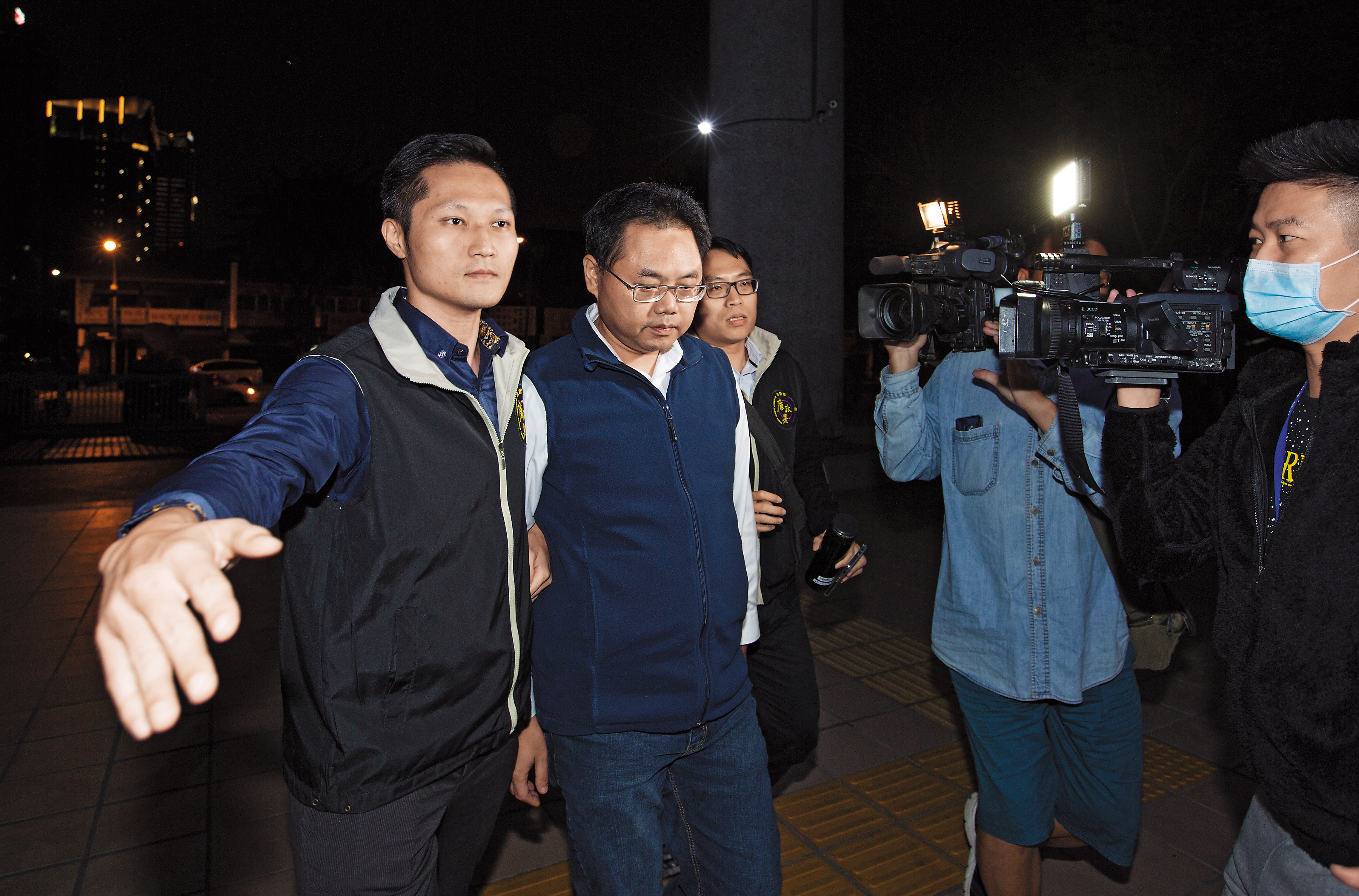 高雄市政府前海洋局長王端仁（左二）涉嫌幫慶富喬興達港用地，遭檢方搜索、約談，並依《貪汙治罪條例》圖利罪偵辦。