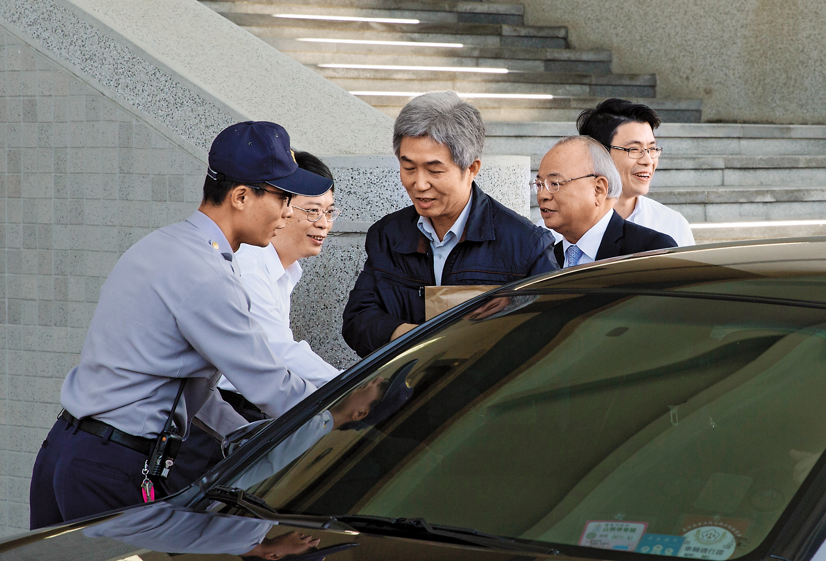 檢察總長顏大和(右二)及高雄高分檢檢察長楊治宇(右三)親上火線,督導雄檢偵辦獵雷艦弊案。