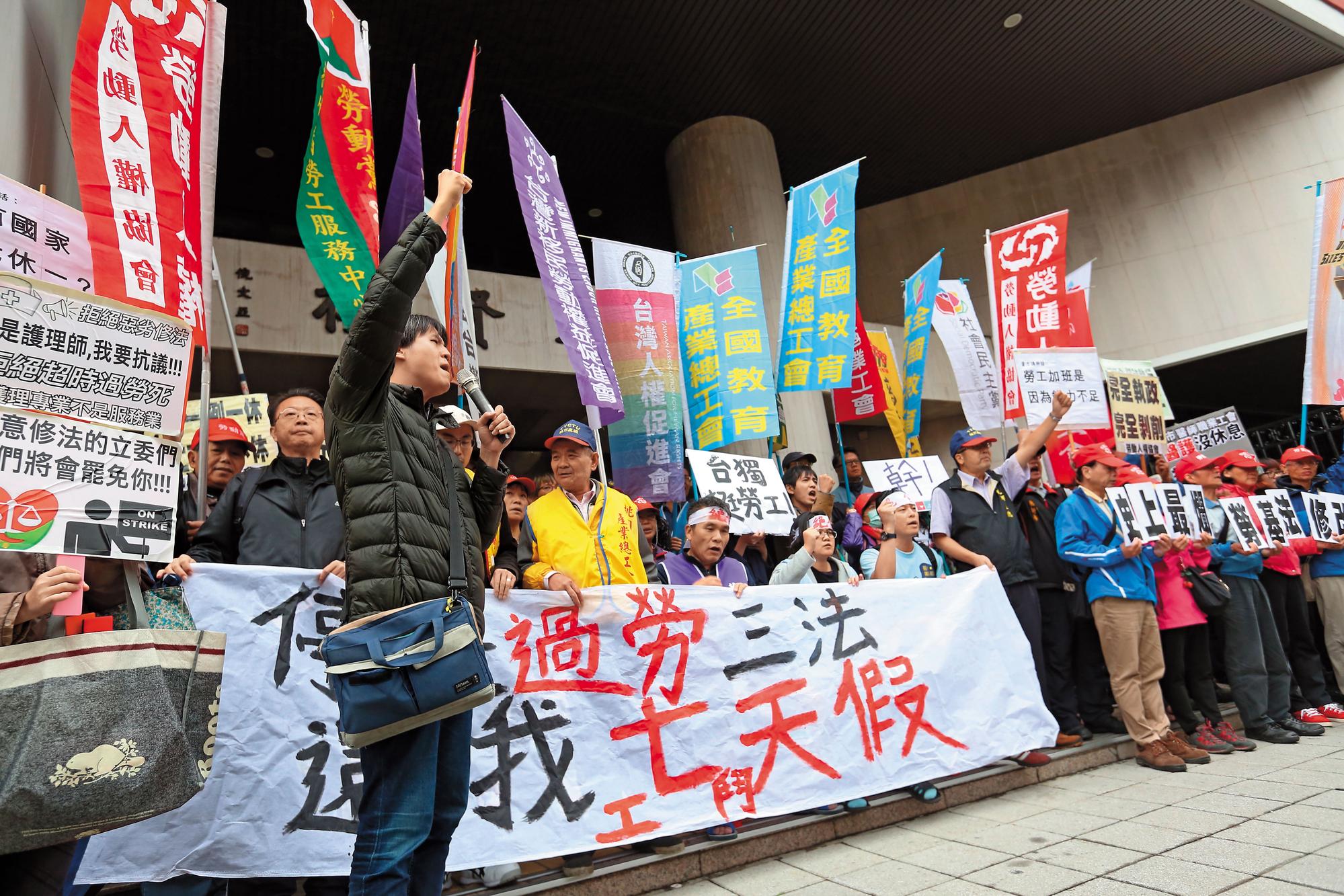 勞基法修法引起勞團強烈反彈，賴揆多次解釋，原本保障勞工的都不變，只是多給企業和勞工彈性。