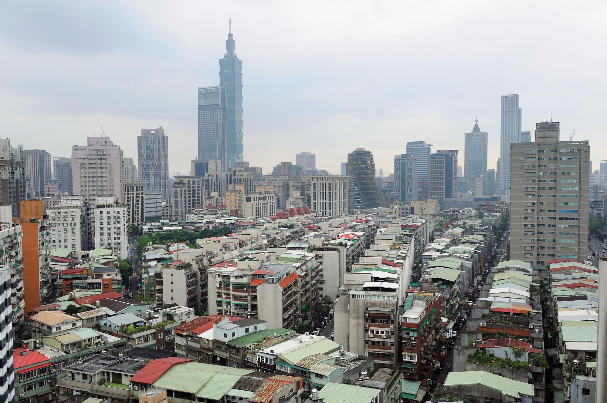 台灣超過30年的老屋有高達1/3都在大台北地區，賴揆強調，針對有結構安全疑慮的老屋要優先都更。