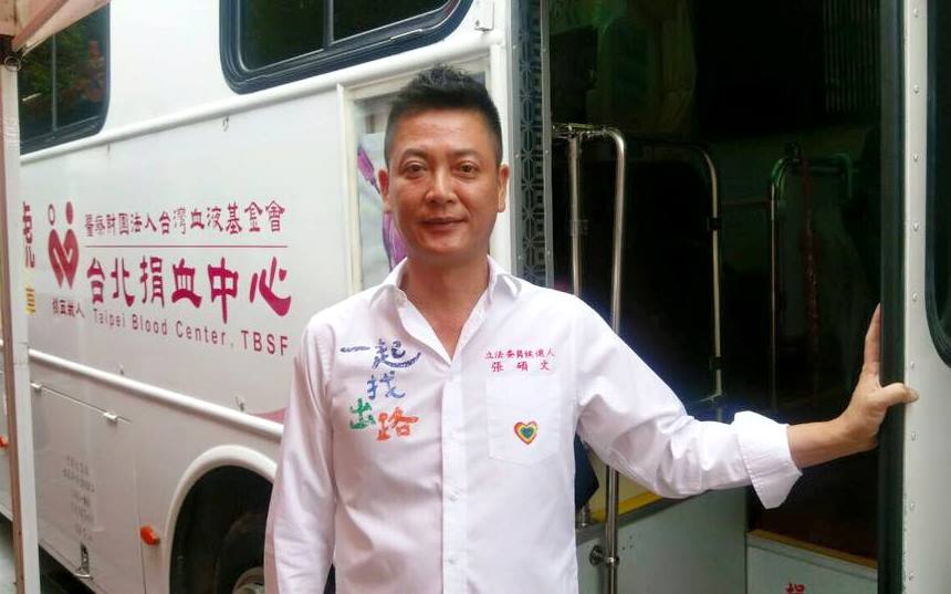 張碩文說，昨晚因不方便接電話，確實有很多通來電，讓他的手機不斷震動。（翻攝張碩文臉書）