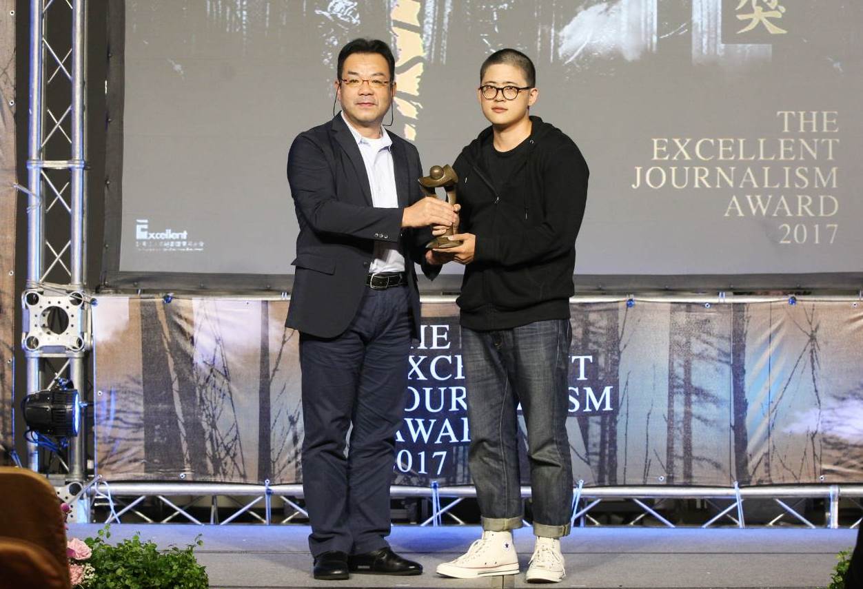 鏡週刊攝影記者楊子磊榮獲第16屆卓越新聞攝影大賽，單張新聞攝影獎第一名。 