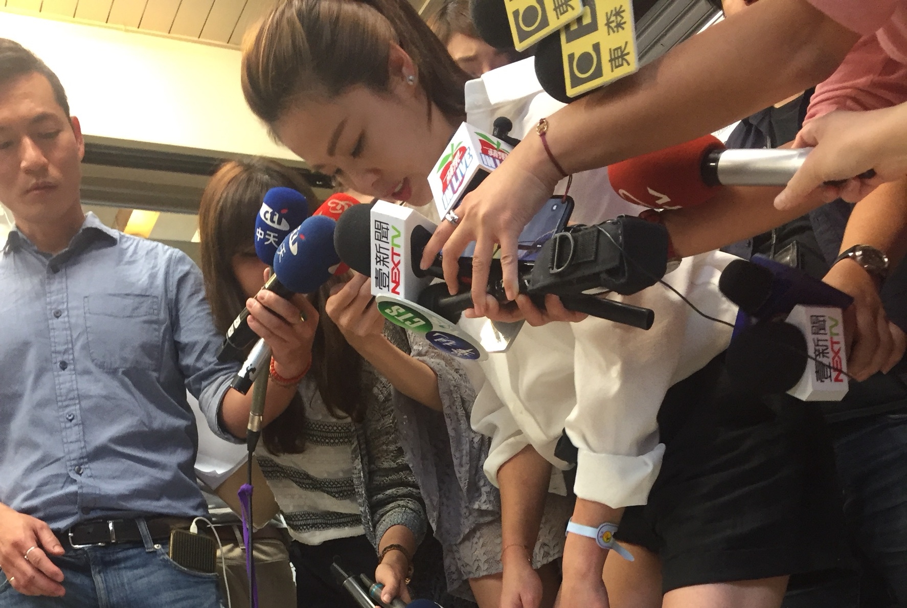 李婉鈺秀出腿上傷痕，將對員警提出傷害告訴。