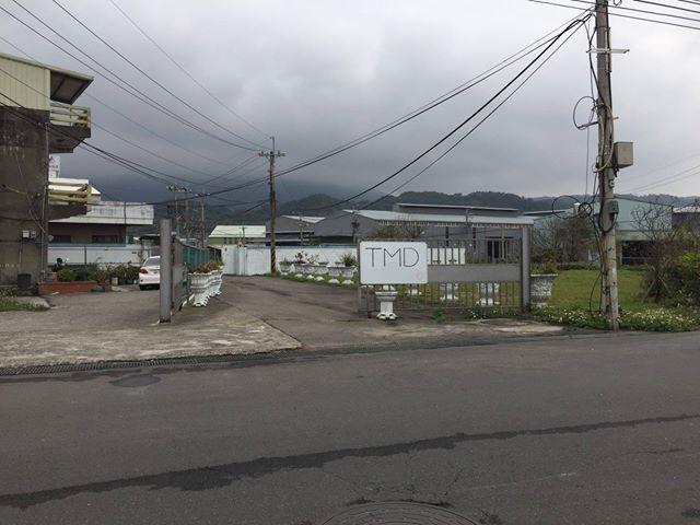 憤怒屋位在新北市八里的產業道路上，門口就是大大的TMD字樣。（憤怒屋提供）