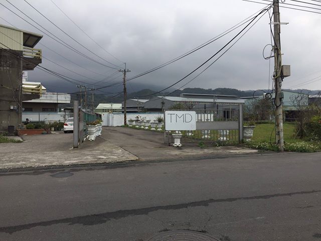 憤怒屋位在新北市八里的產業道路上，門口就是大大的TMD字樣。（憤怒屋提供）