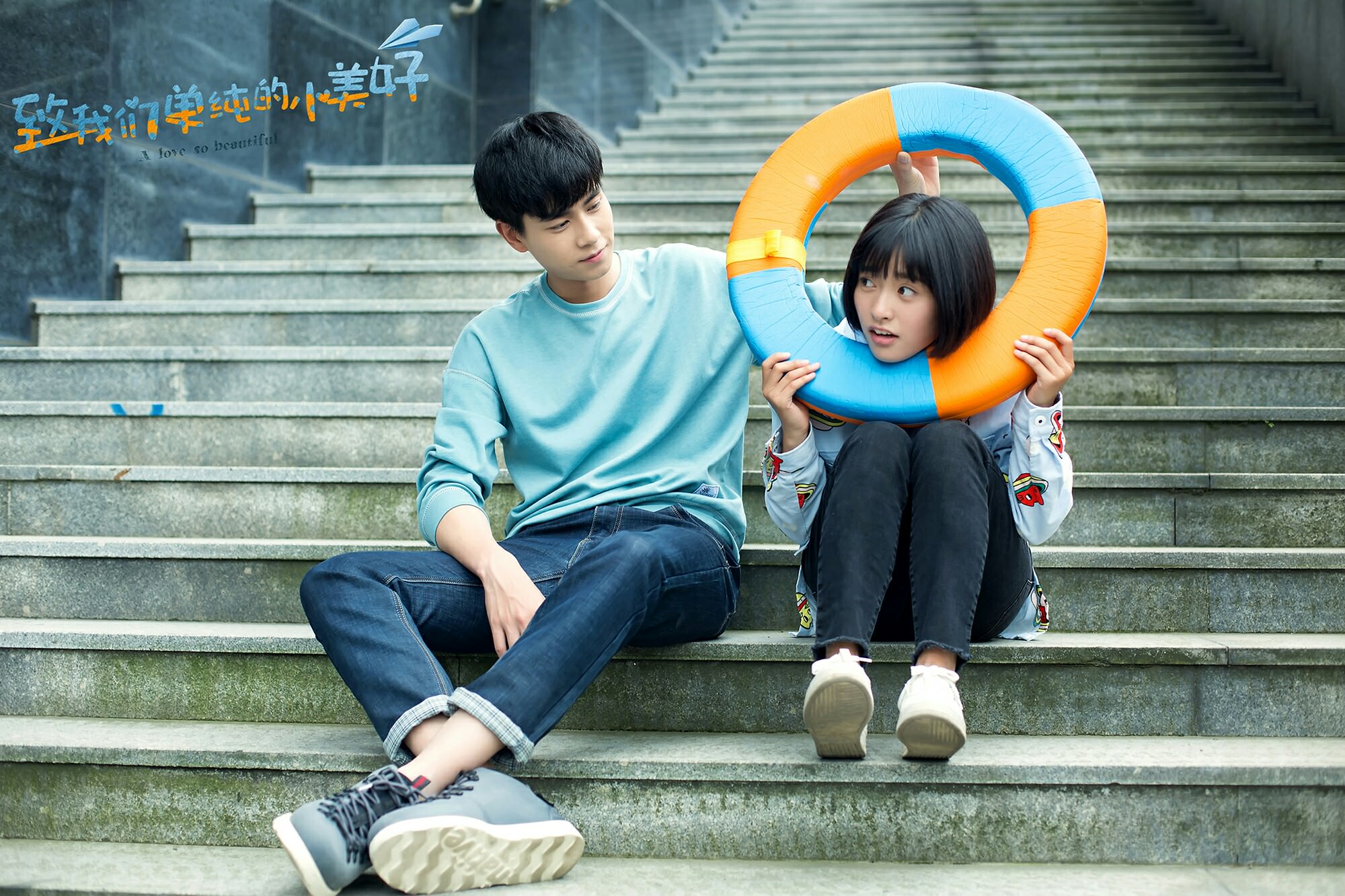 胡一天（左）與沈月（右）合作《致我們單純的小美好》，播放量超過10億次，成為時下夯劇。（翻攝戲劇官方微博）