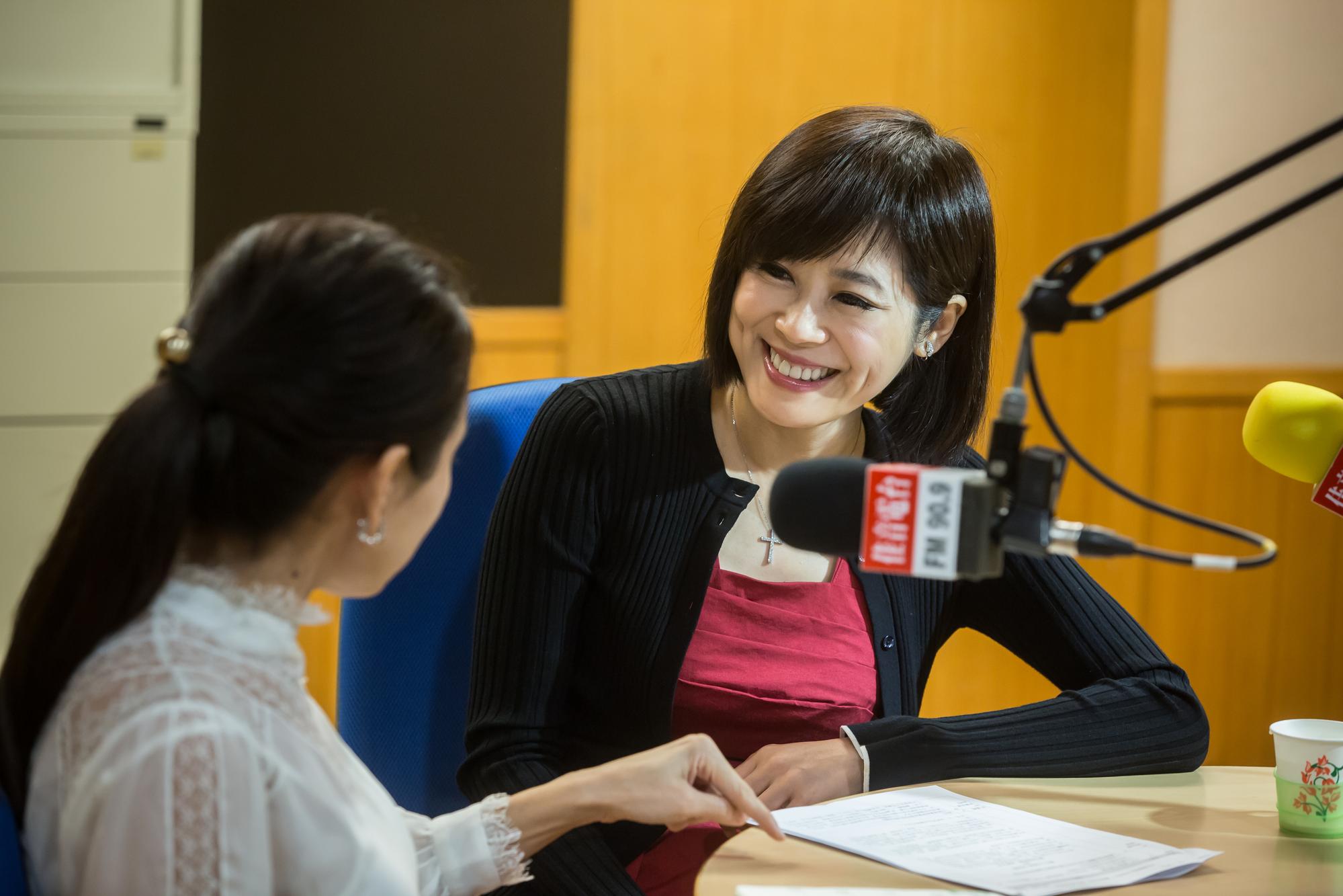 邱沁宜是財經主播，也是廣播節目主持人，她樂於分享「我玩故我賺」的投資理念。