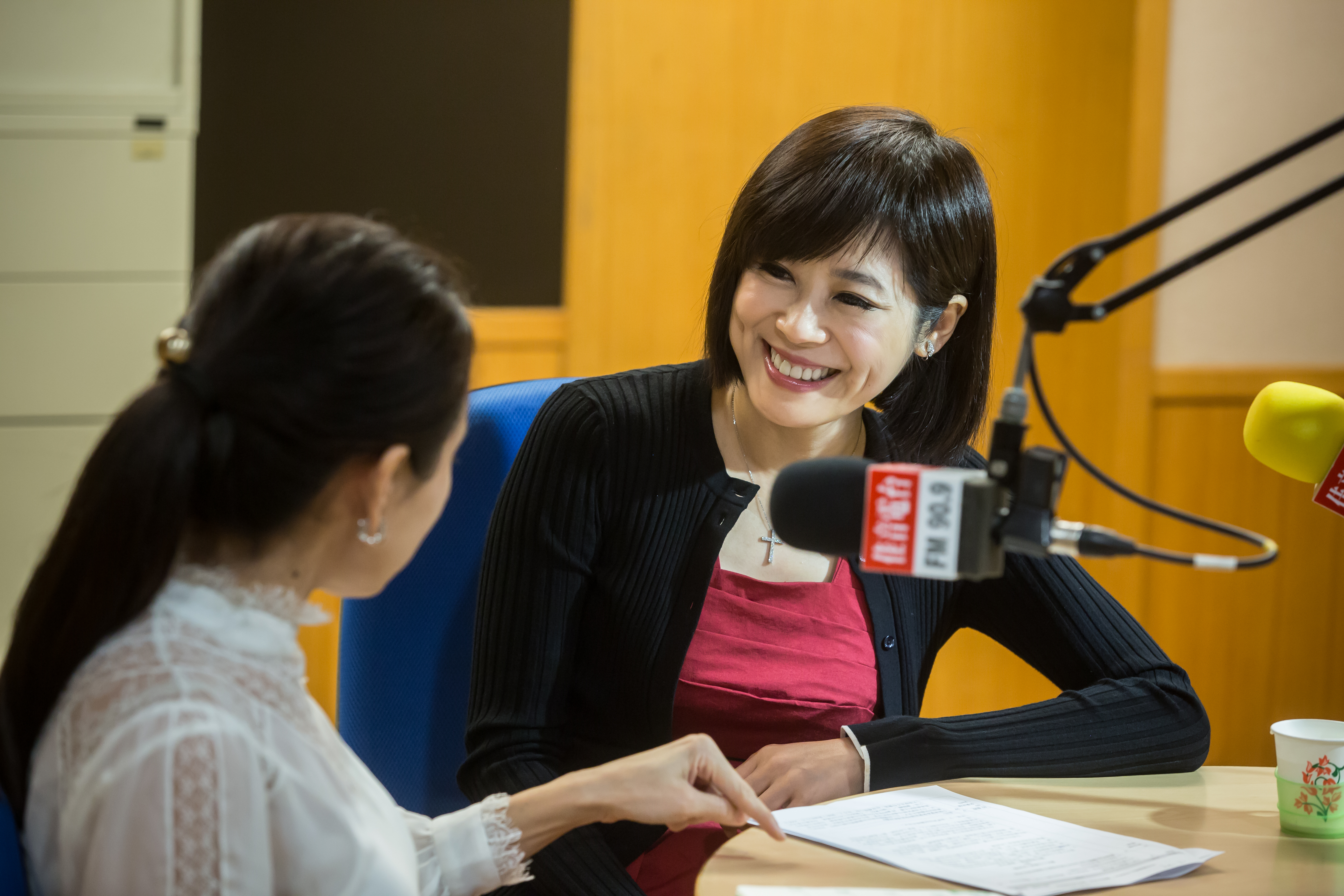 邱沁宜是財經主播，也是廣播節目主持人，她樂於分享「我玩故我賺」的投資理念。