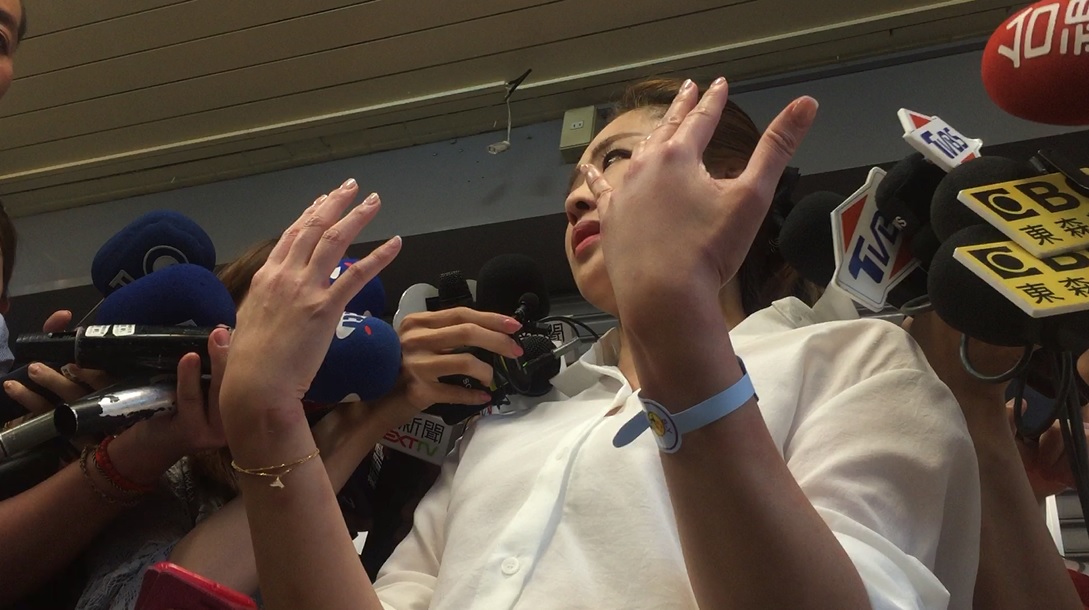 李婉鈺強調自己沒有喝酒，至今手都還在抖，但大安分局卻表示李坦承有喝威士忌。（翻攝畫面）