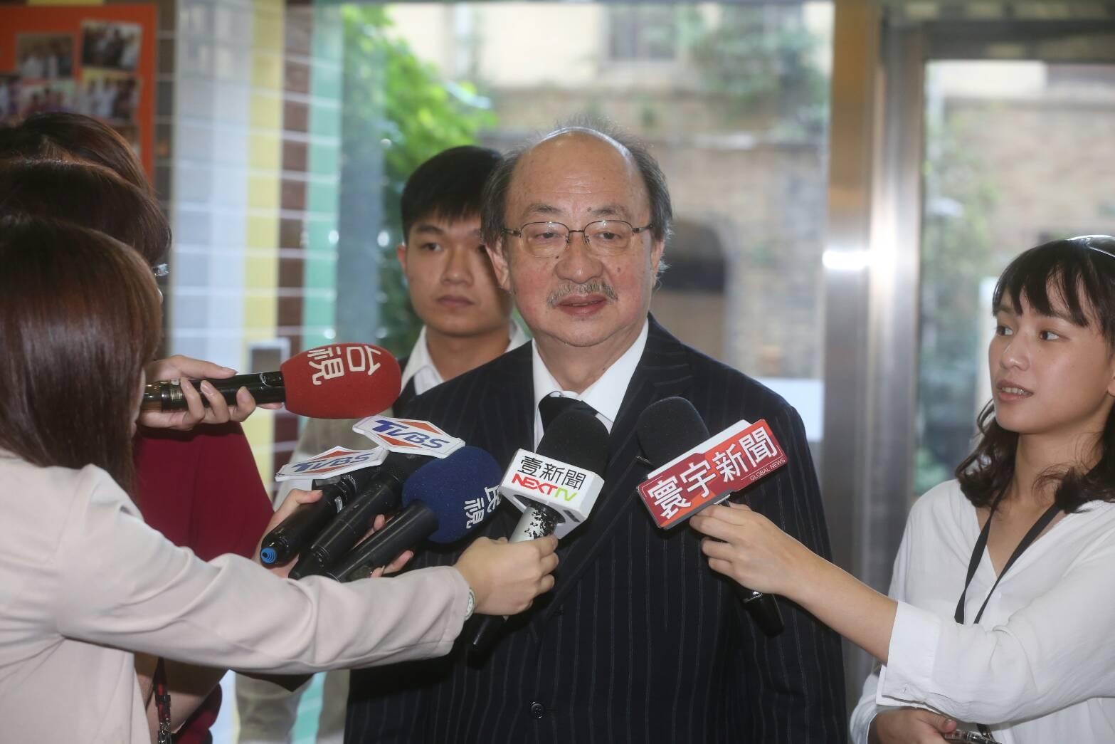 日前喪母的民進黨團總召柯建銘中午參加行政院長賴清德餐敘時,喊話他會在立法院一起作戰。