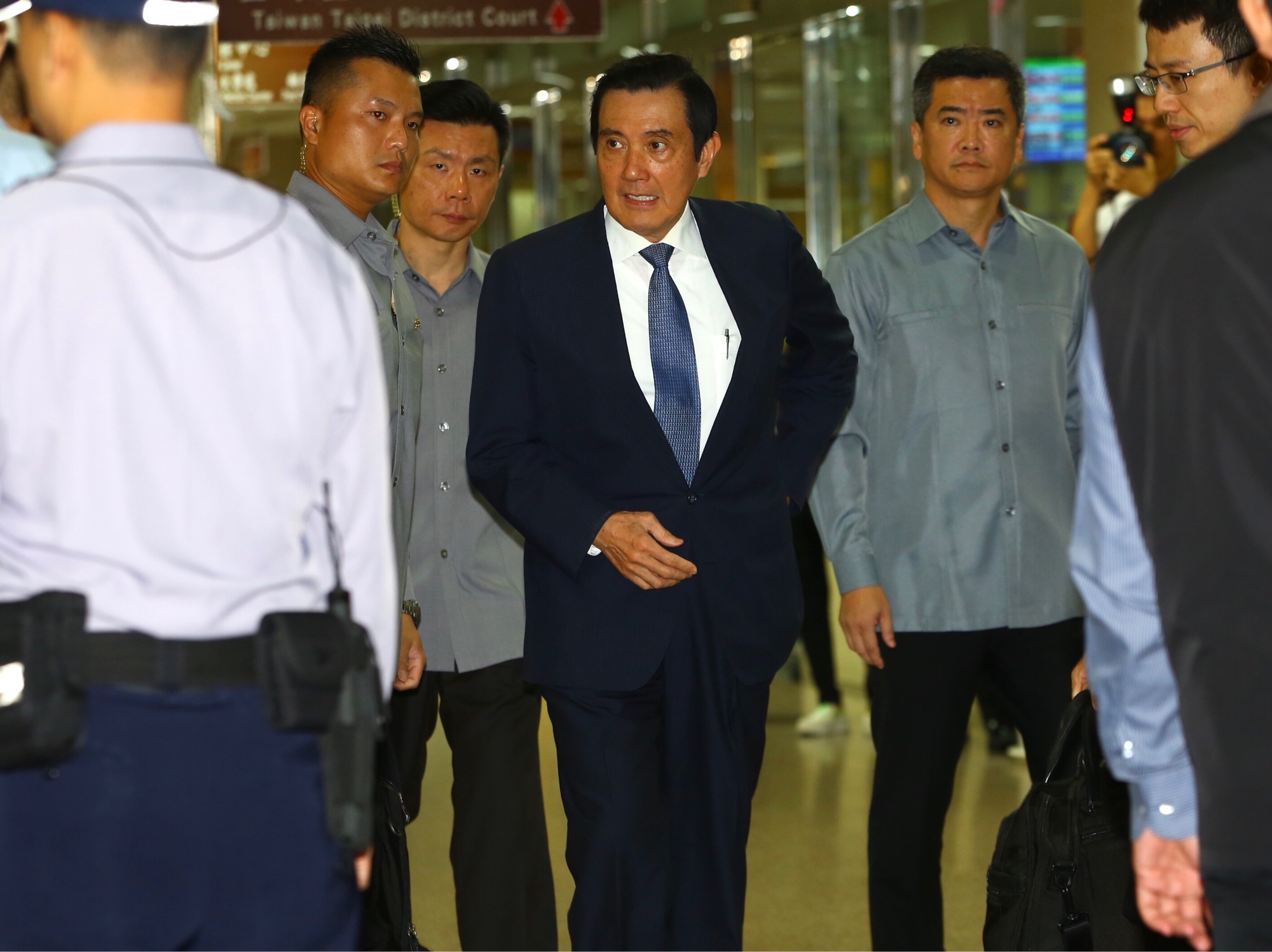 馬英九經偵訊14小時請回，僅發表簡短聲明，強調清白。